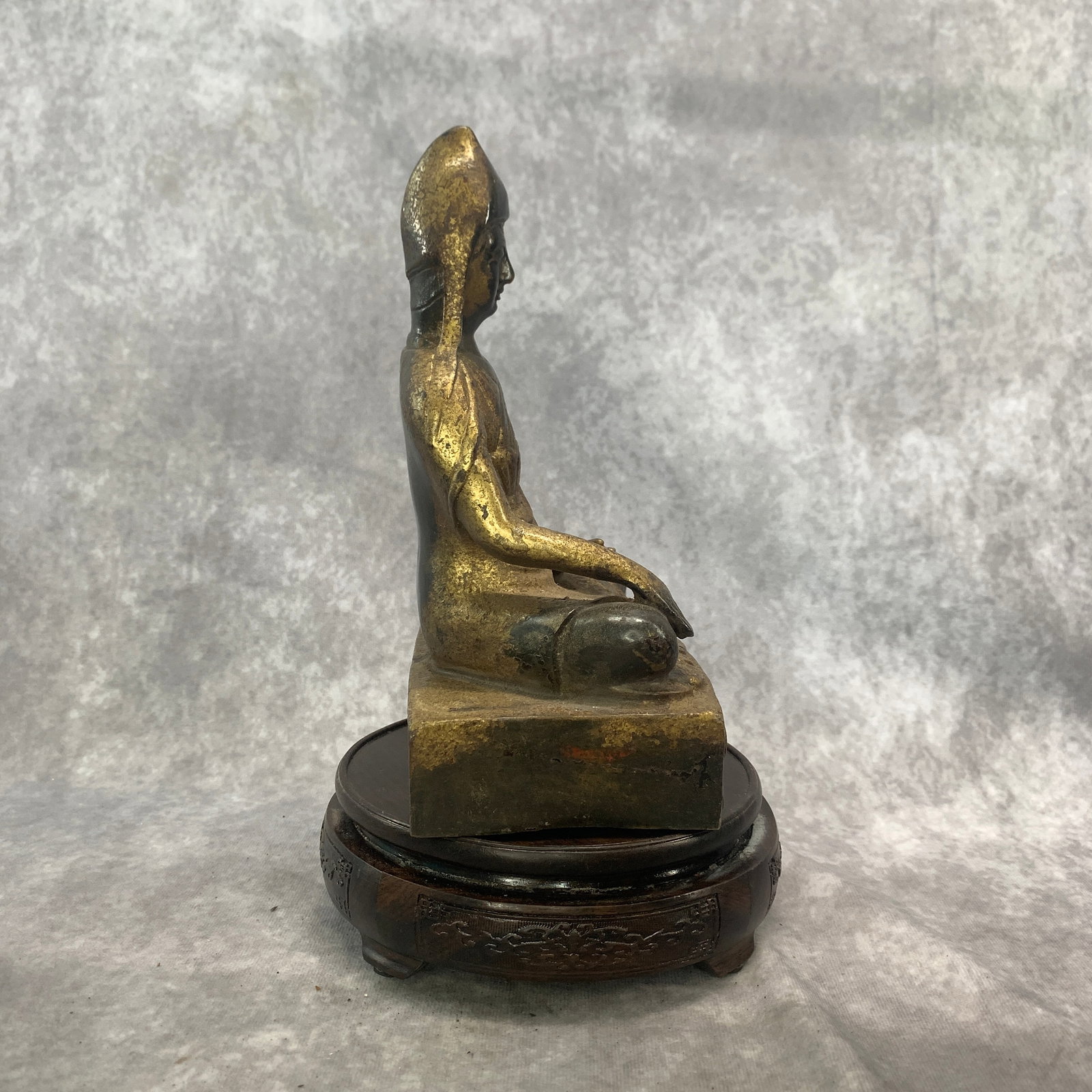 A FINE BRONZE TSONGKHAPA MASTER STATUE - 4