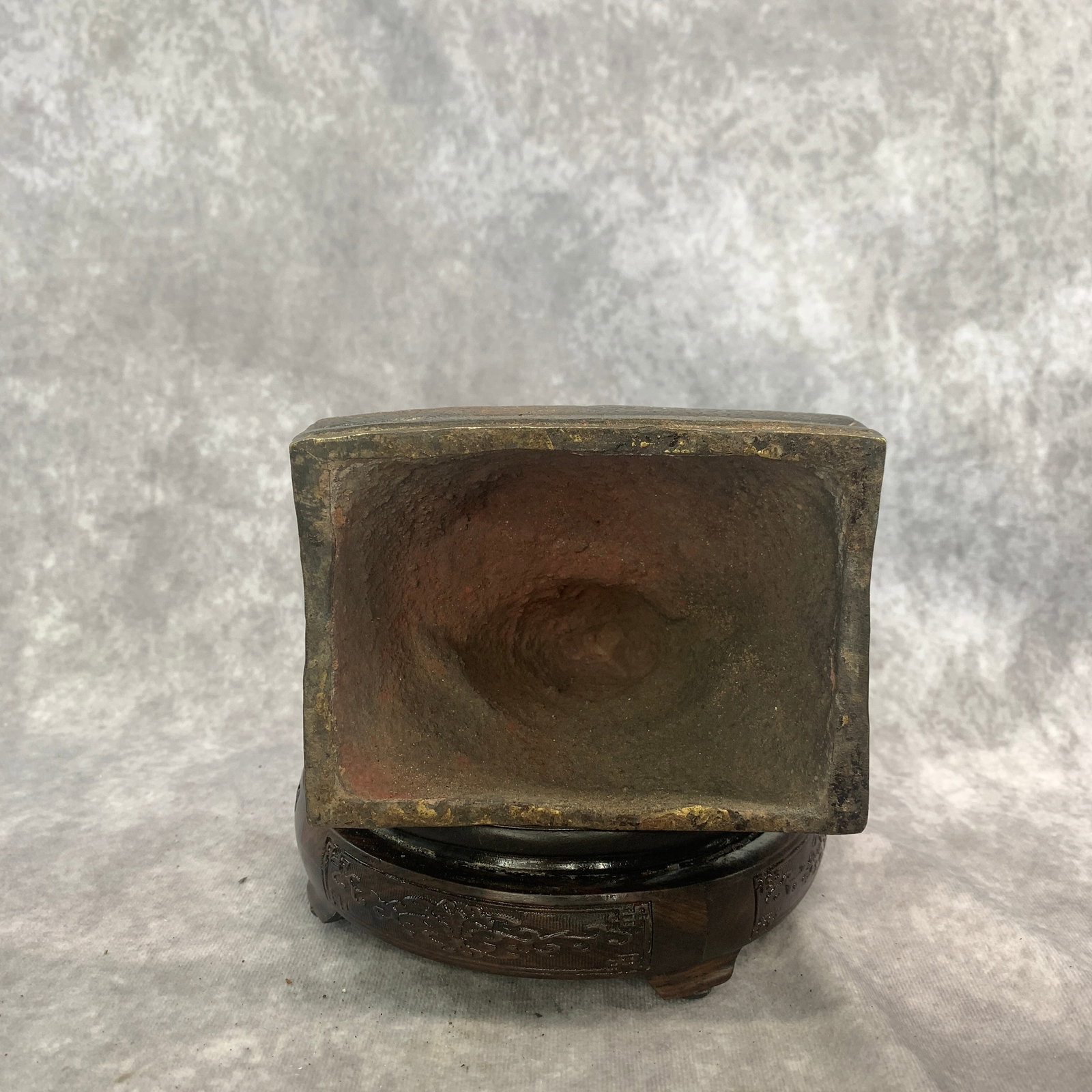 A FINE BRONZE TSONGKHAPA MASTER STATUE - 5
