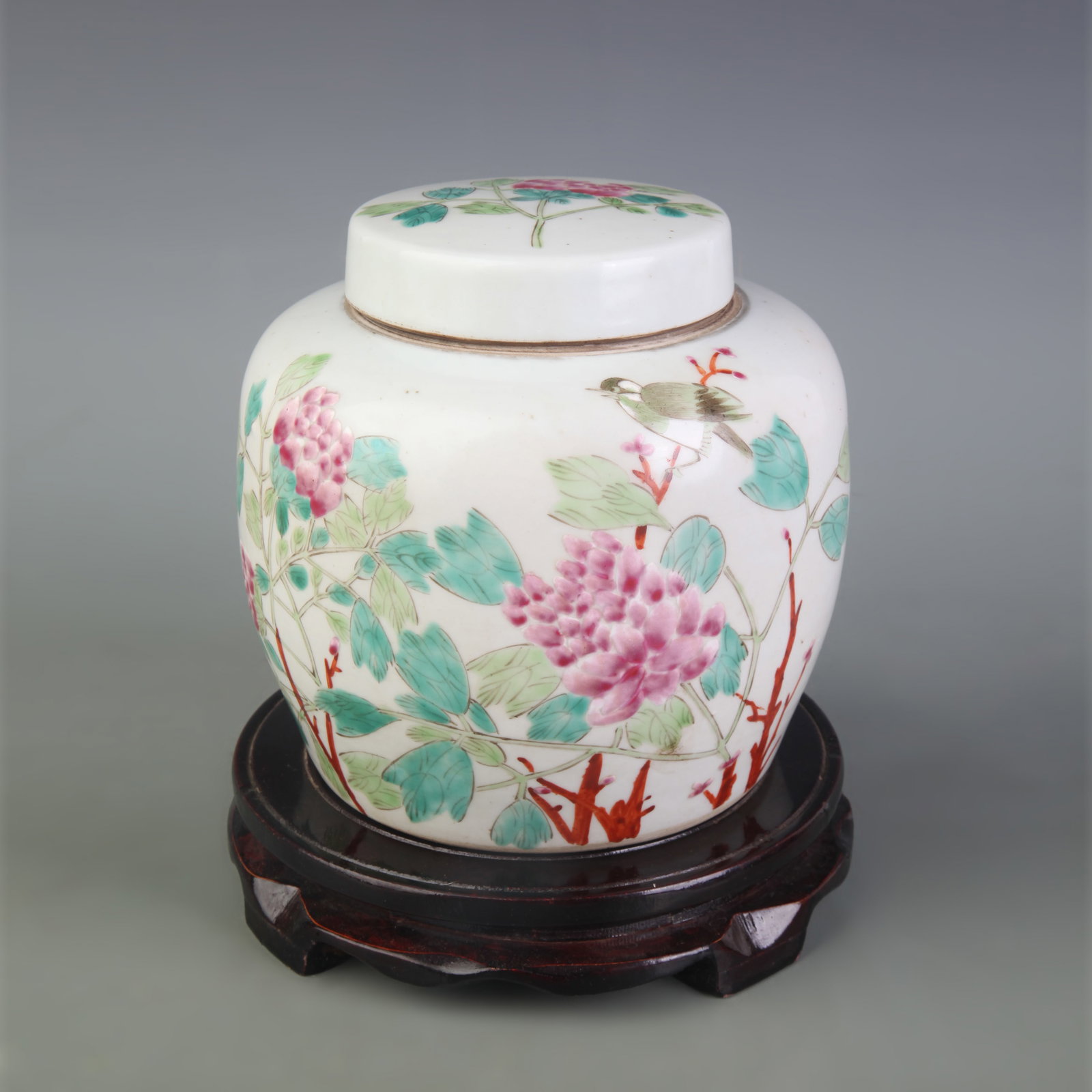 FAMILLE ROSE FLOWER AND BIRD PATTERN PORCELAIN TEA CANISTER: Qing Dynasty Tong Zhi Period; Diameter: 3.2 inch; High: 5.8 inch; Wooden base for diplay only