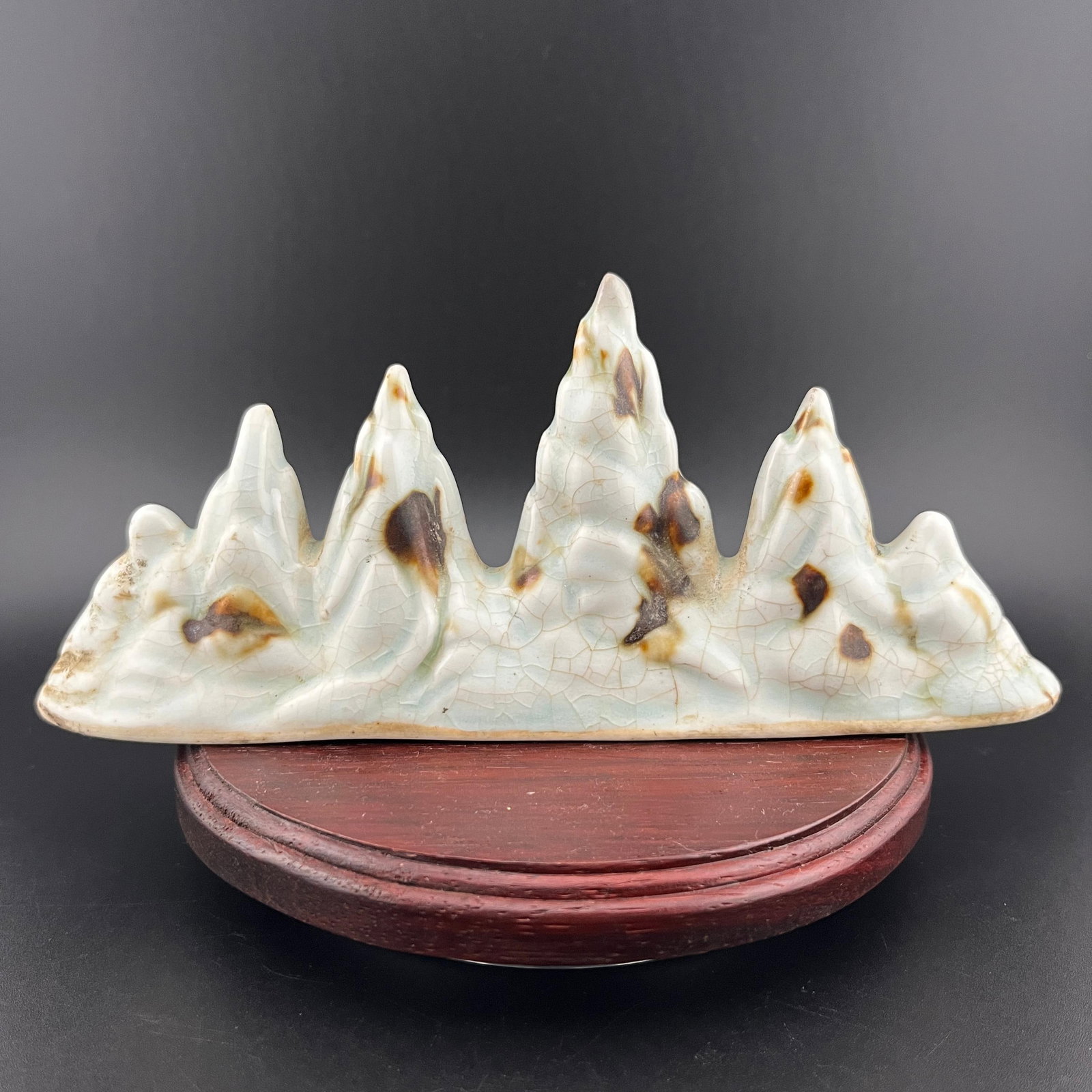 GE-WARE STYLE MOUNTAIN-SHAPED PORCELAN BRUSH REST