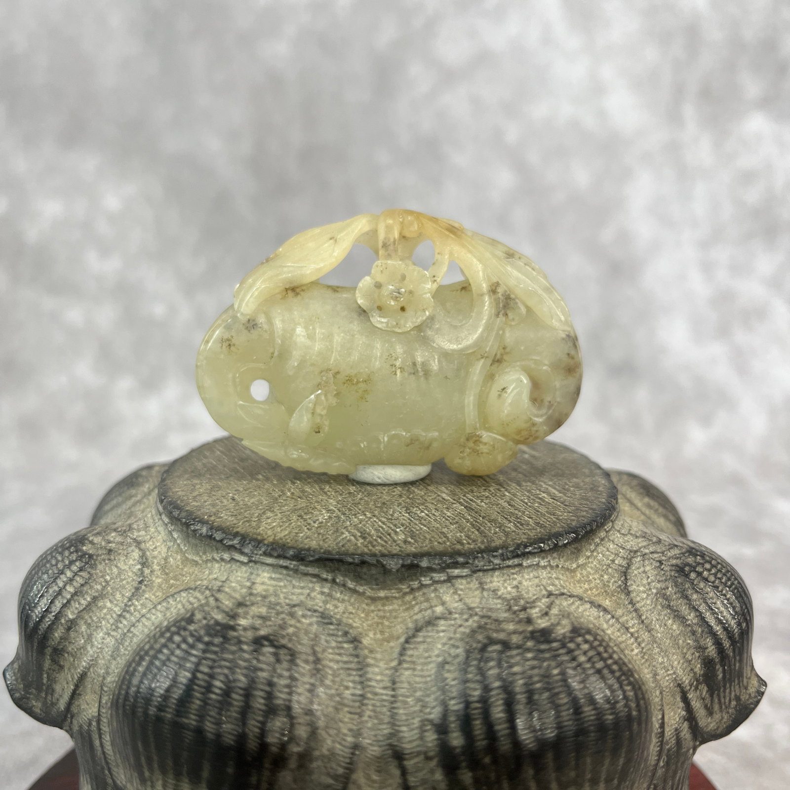 A FINE HETIAN CELADON JADE IN FIGURE OF BUTTERFLY: Qing Dynasty; Long: 2.4 inch; Width: 1.6 inch; High: 0.6 inch