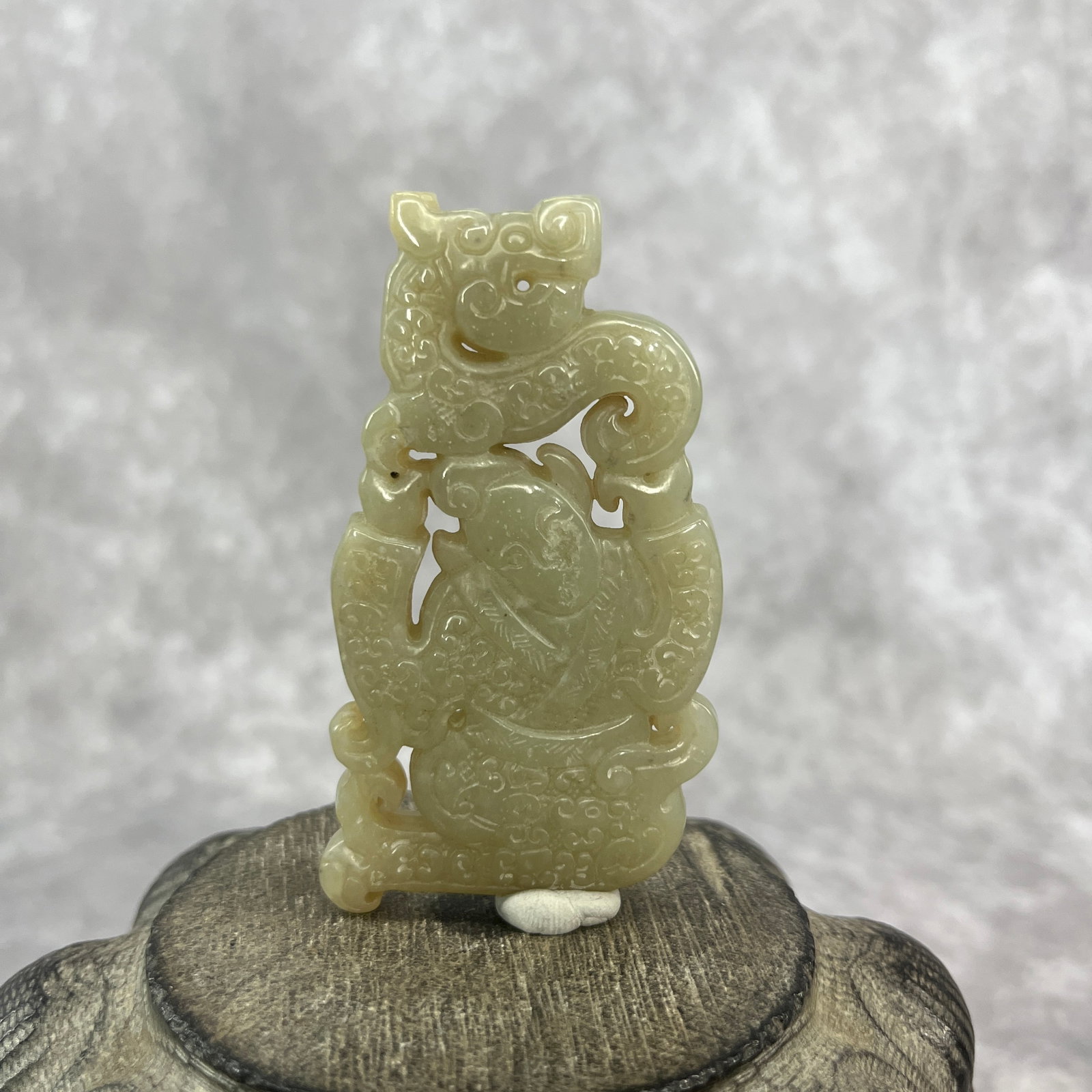 A FINE HETIAN JADE "CHI LONG" DRAGON PLAQUE: Qing Dynasty; Long: 0.3 inch; Width: 1.7 inch; High: 0.3 inch