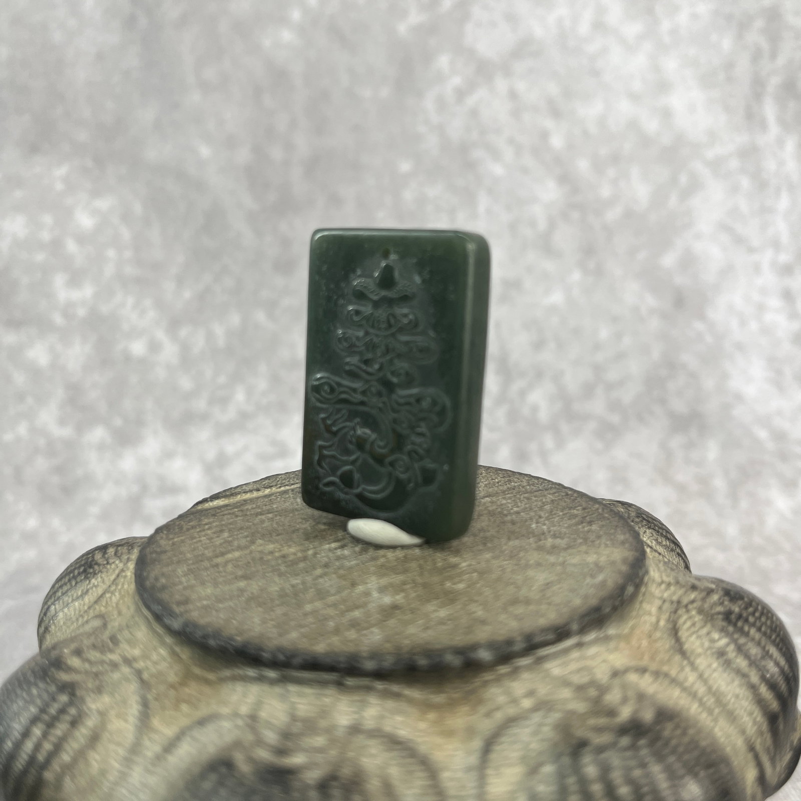 DARK SPINACH-GREEN JADE 'AUSPICIOUS CHARACTER' RECTANGULAR PENDANT - 2
