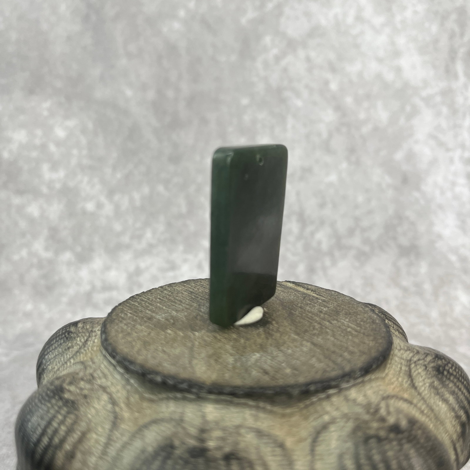 DARK SPINACH-GREEN JADE 'AUSPICIOUS CHARACTER' RECTANGULAR PENDANT - 3