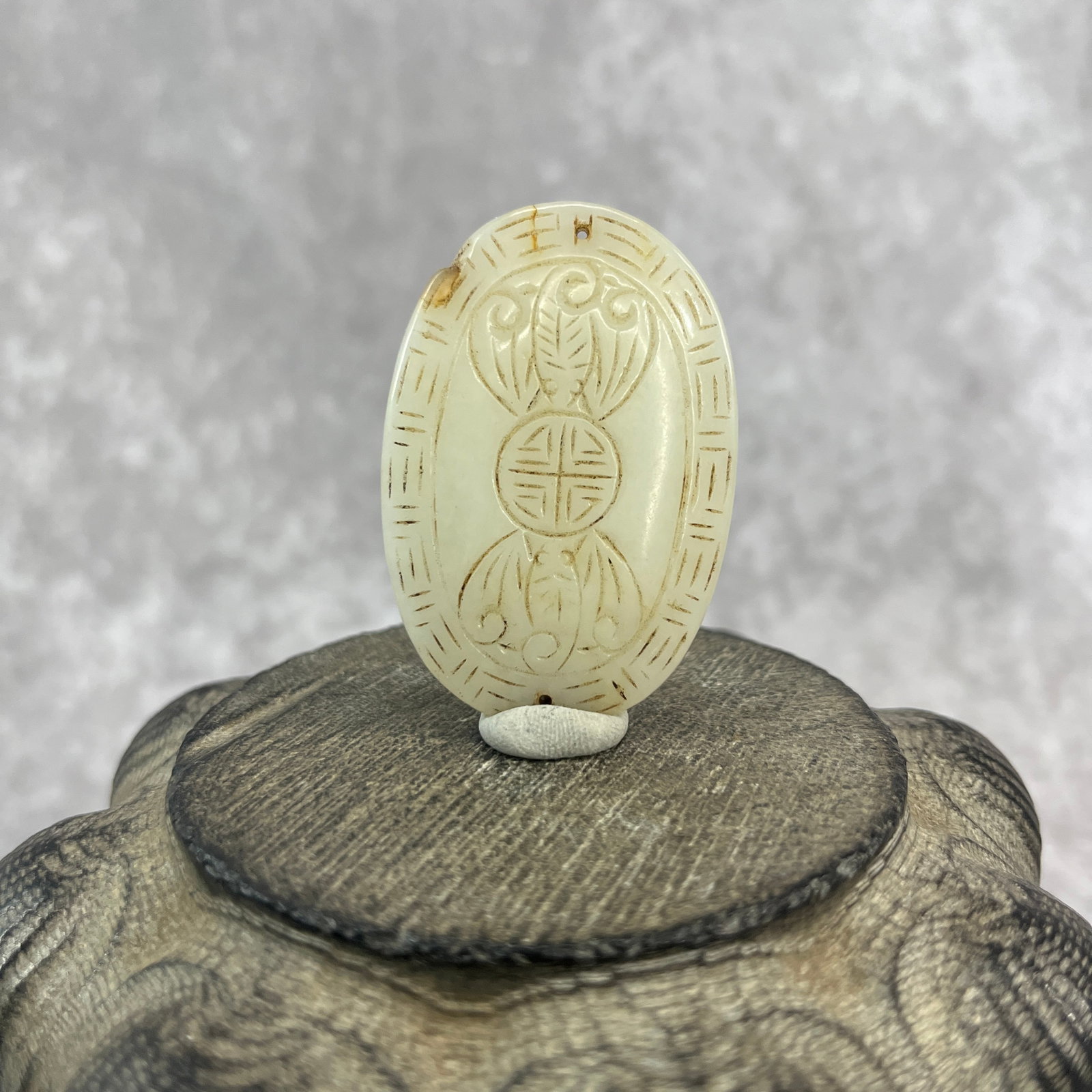 FINE HAND-CARVED JADE OVAL AMULET PLAQUE: Qing Dynasty; Long: 2.02 inch; Width: 1.38 inch; High: 0.19 inch