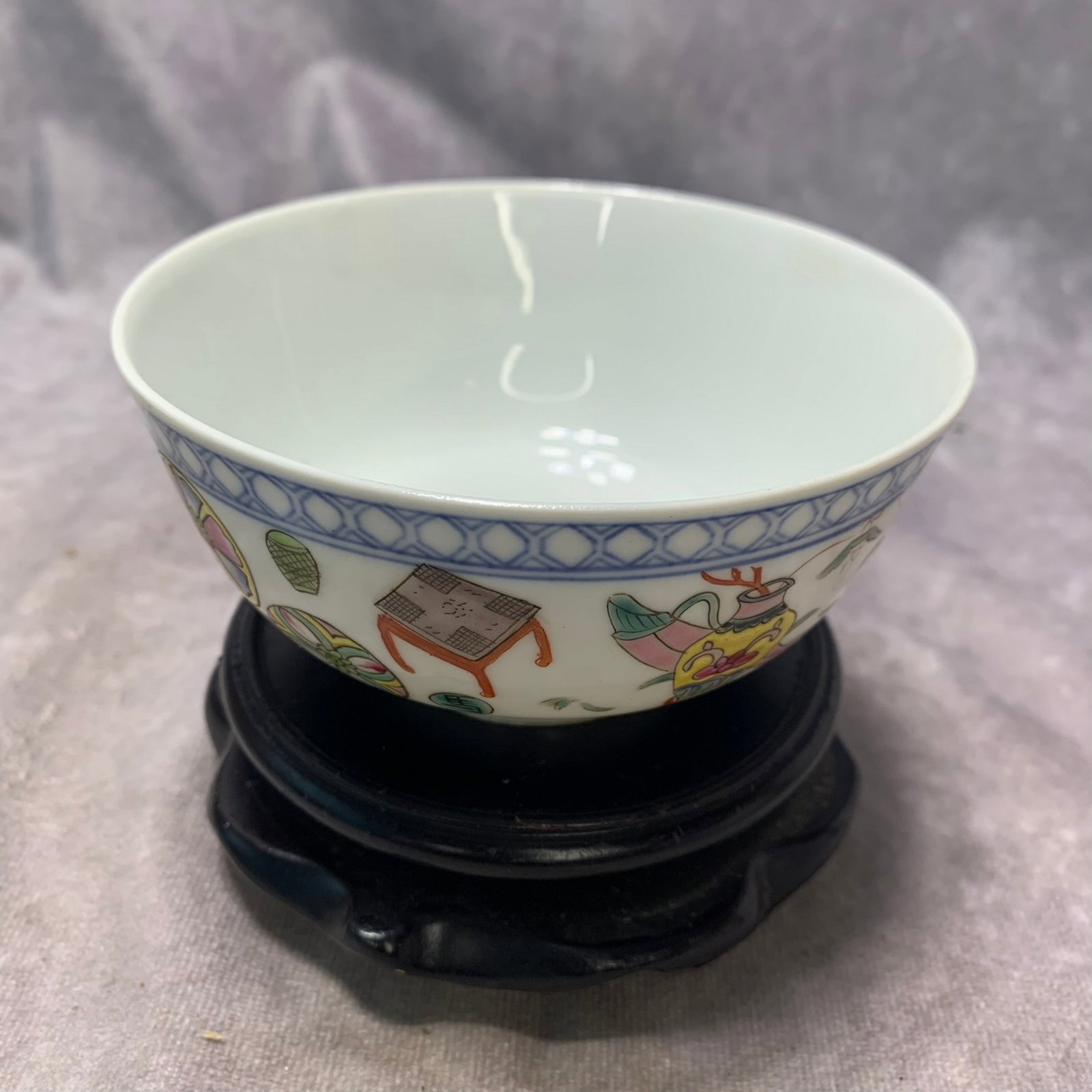 A TONGZHI MARK FAMILLE-ROSE FLORAL PATTERN PORCELAIN BOWL: Qing Dynasty; High: 2.1 inch; Diameter: 4.4 inch; Wooden base for diplay only
