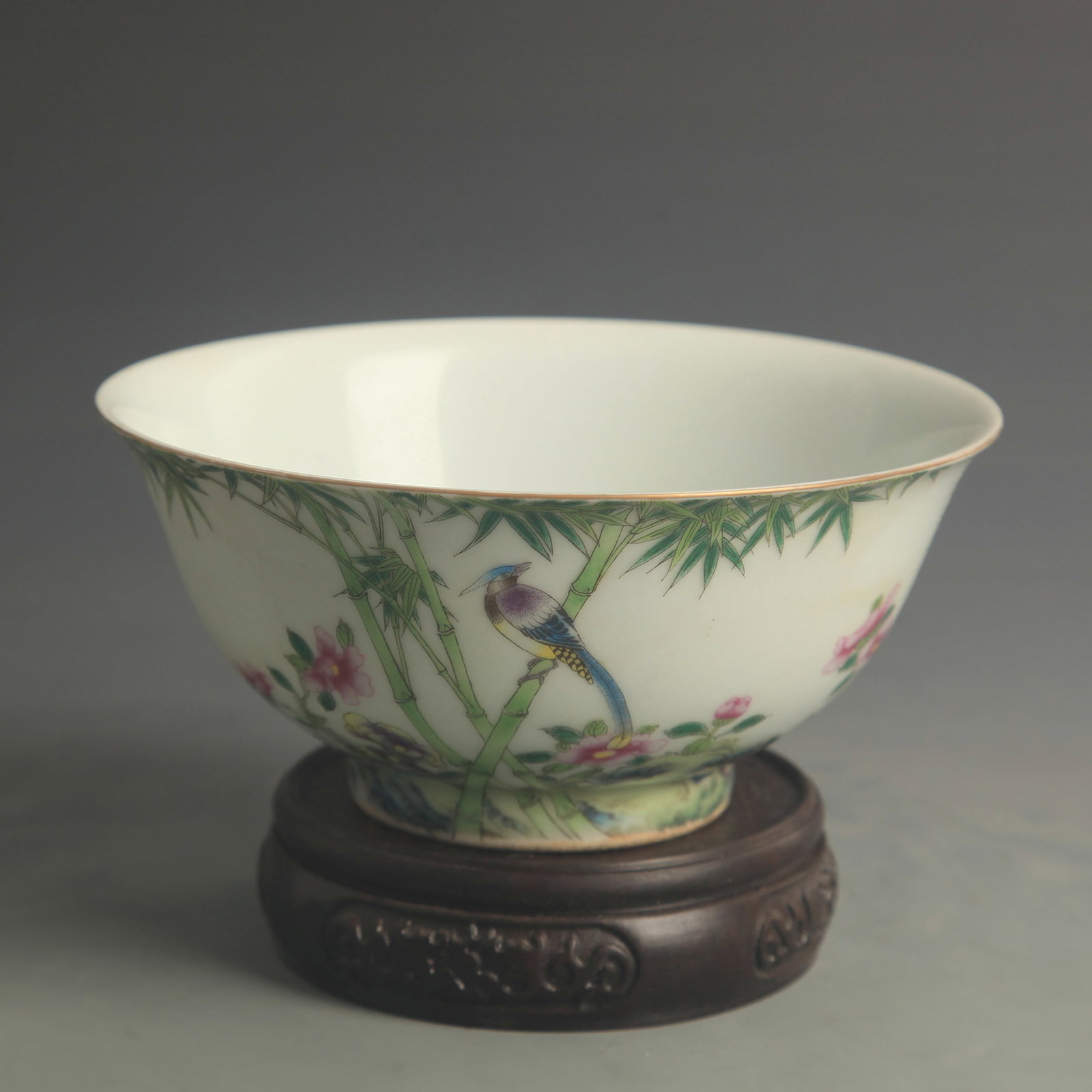 AN ENAMEL-PAINTED PORCELAIN BOWL WITH FLORAL, BIRD, AND LION MOTIFS