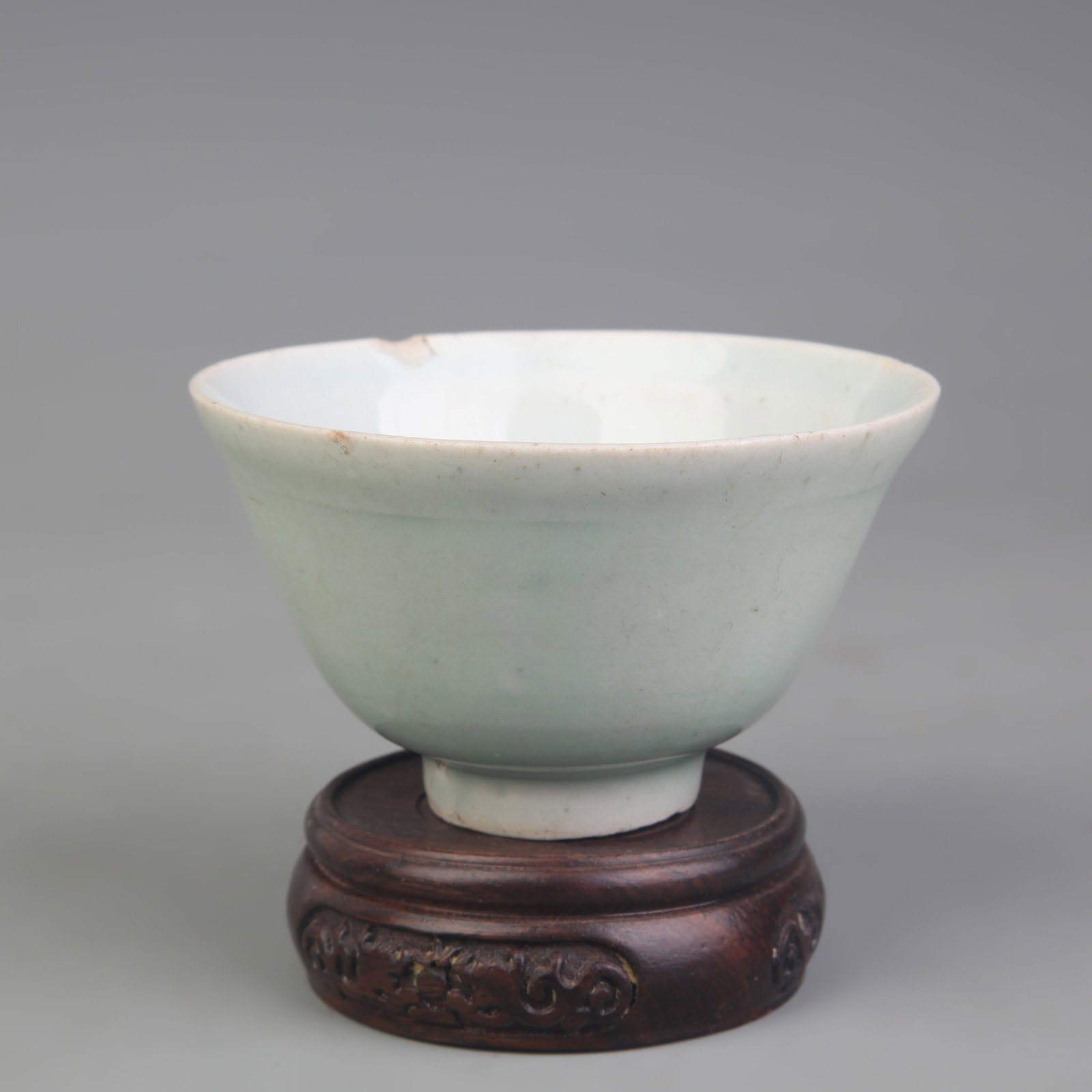 A FINE BLUE AND WHITE TREE PATTERN PORCELAIN VASE