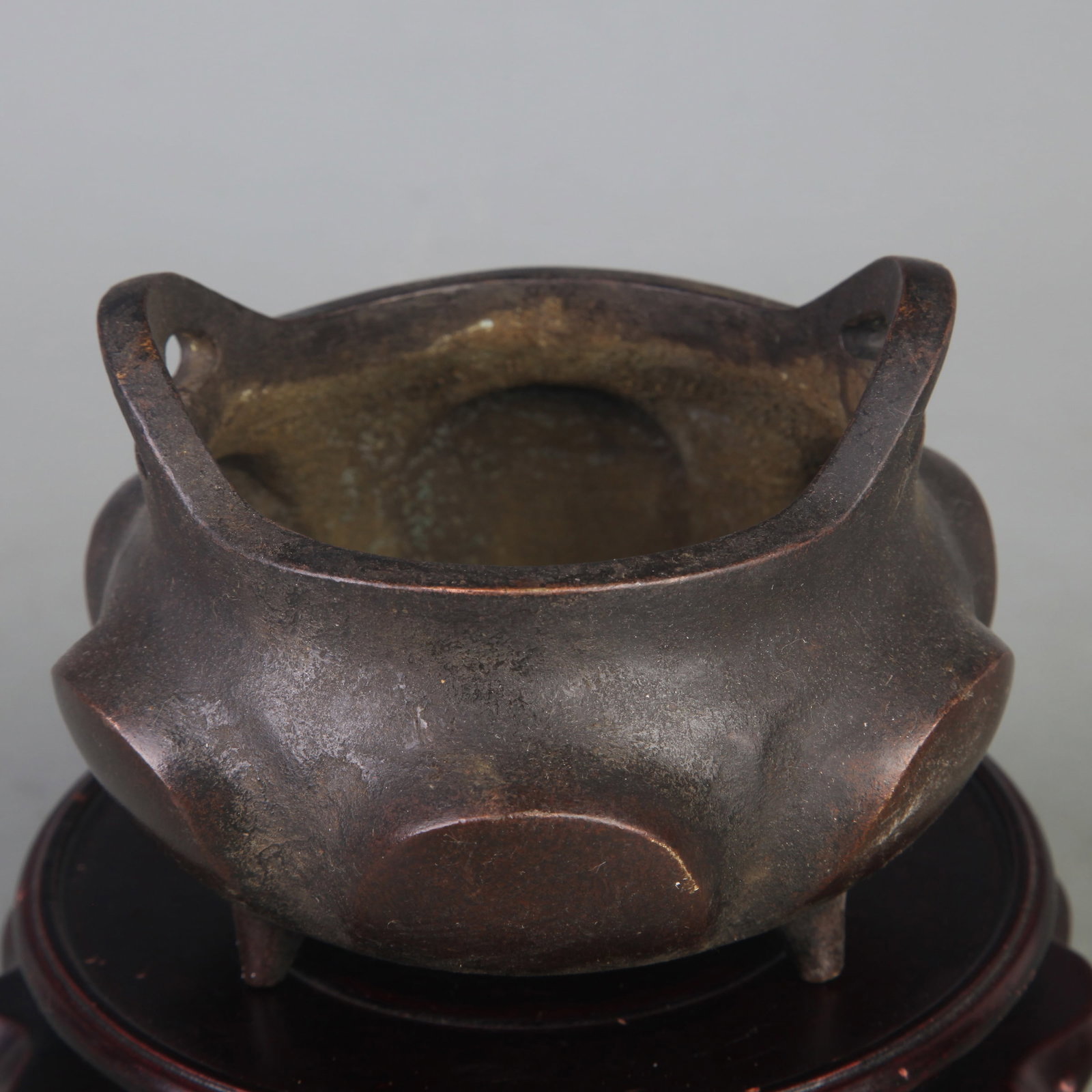 TRIPOD INCENSE BURNER WITH BRIDGE HANDLES