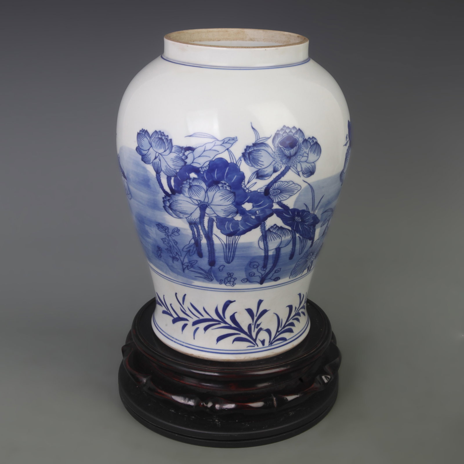 BLUE AND WHITE LOTUS PATTERN PORCELAIN GENERAL JAR: Qing Dynasty Qian Long Period; H:17.5 inch; Diameter: 5.8 inch; Wooden base for diplay only