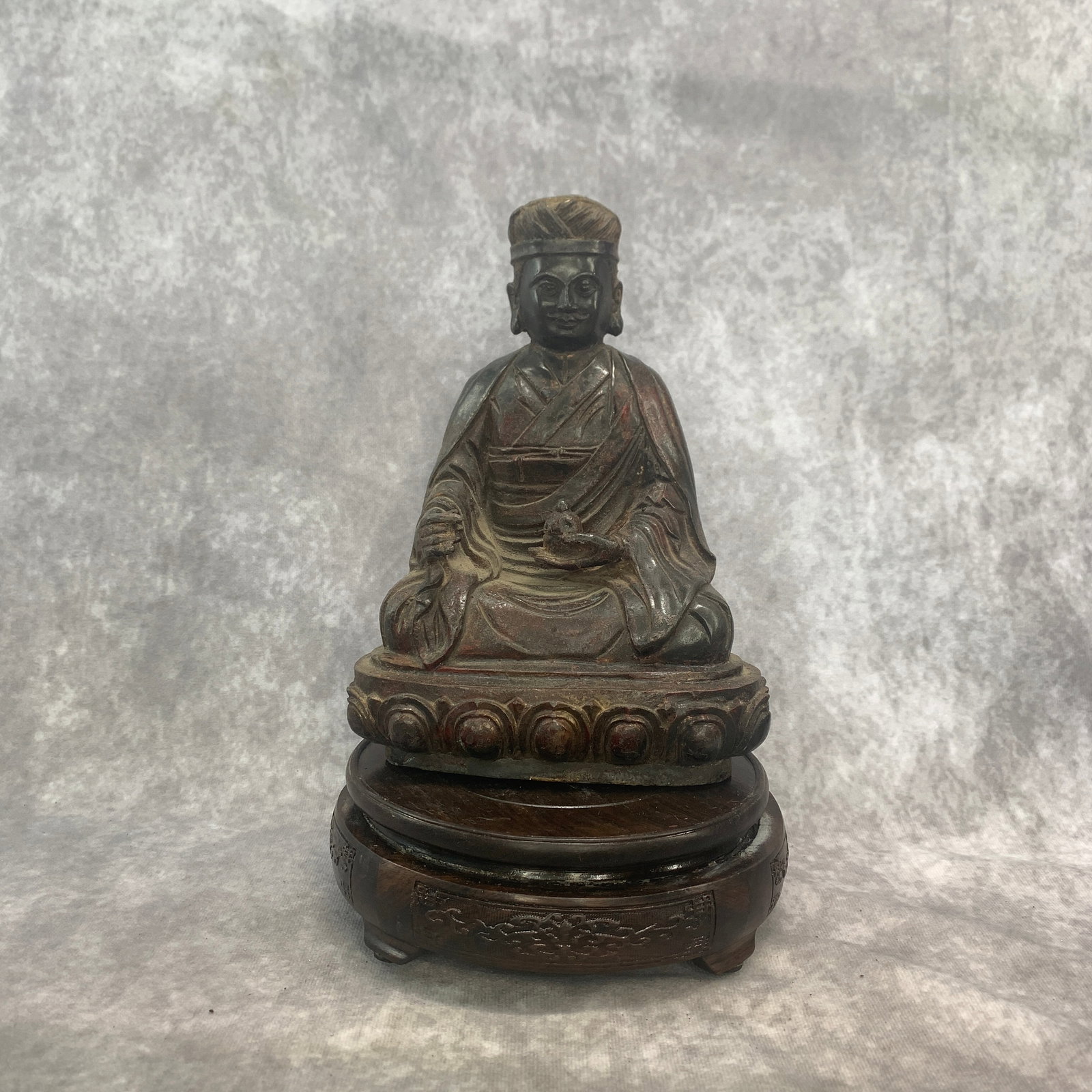 A FINE BRONZE SAKYA LAMA IN A PANDITA HAT