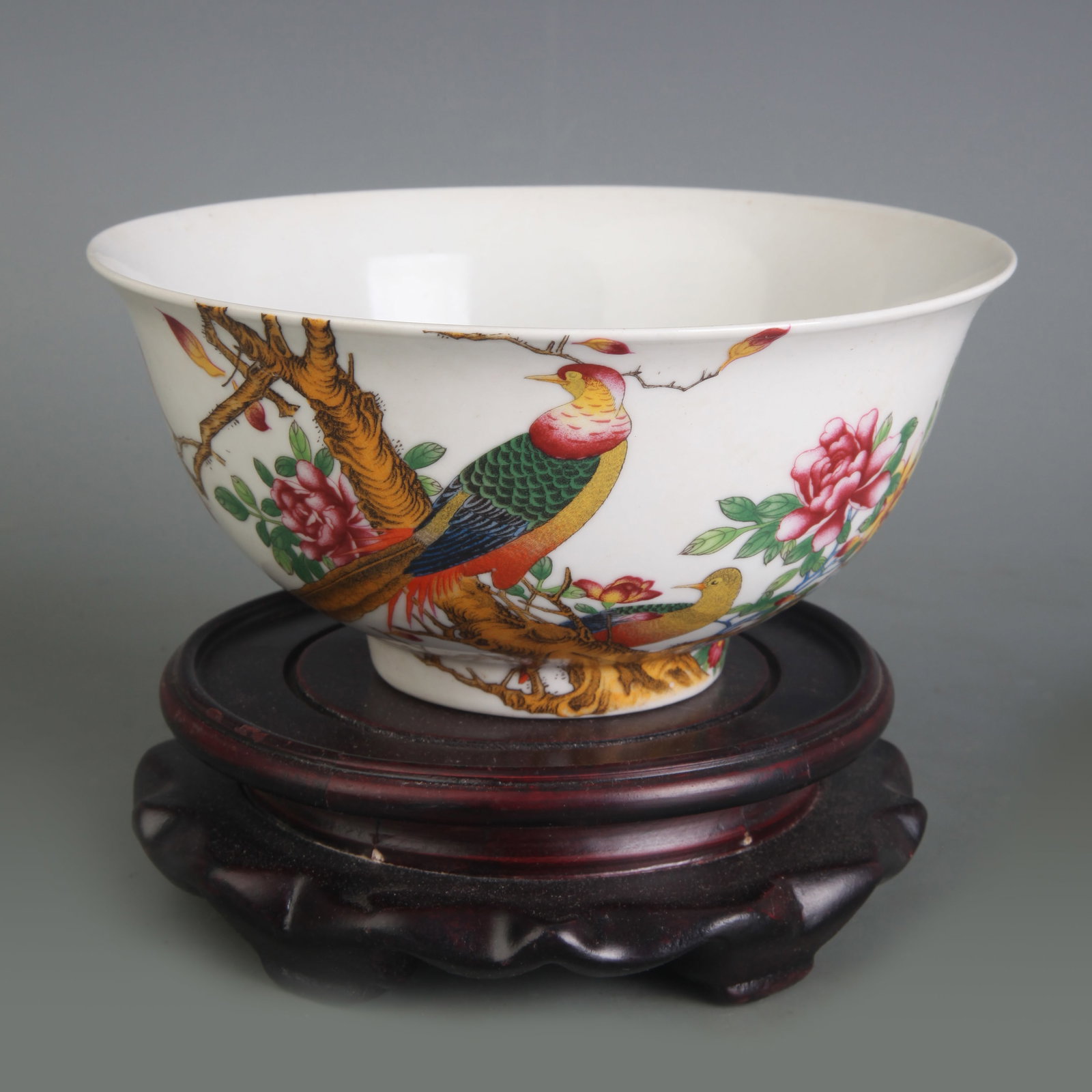FAMILLE ROSE PORCELAIN BOWL WITH FLOWER AND BIRD PATTERN