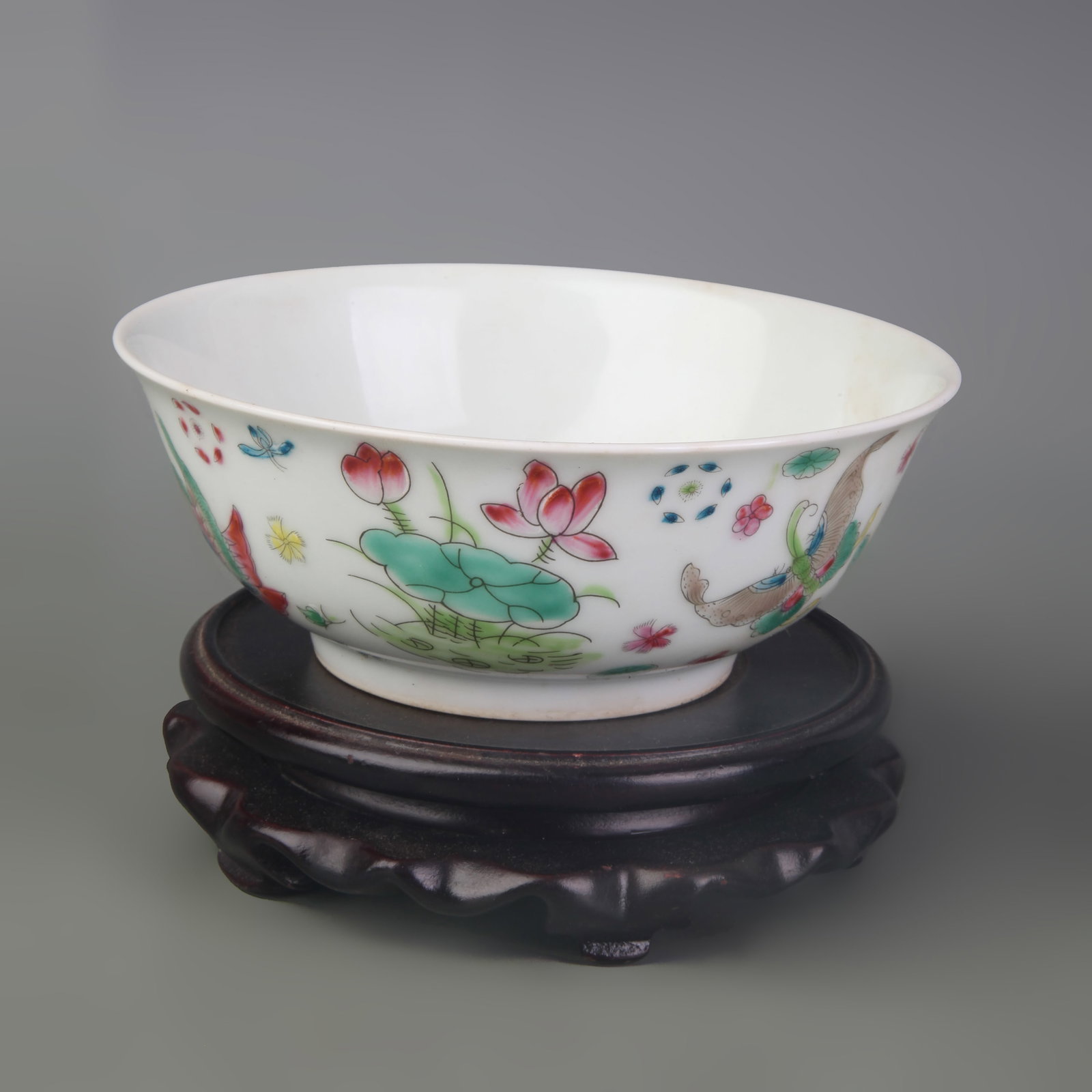 A FAMILLE-ROSE FLORAL AND BIRD PATTERN PORCELAIN BOWL