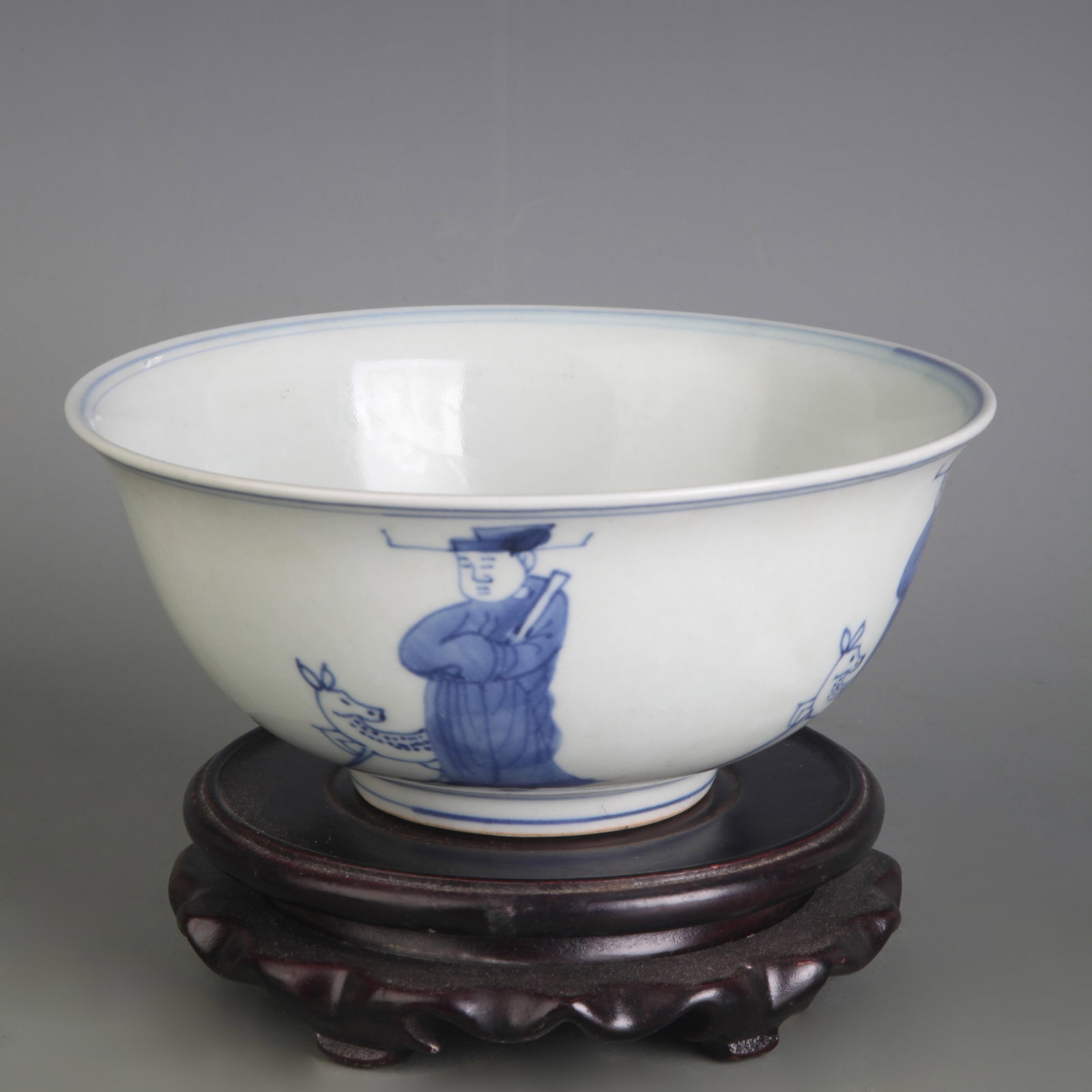 A FINE BLUE AND WHITE DRAGON FIGURE PORCELAIN BOWL: Ming Dynasty Style Wan Li Period; Diameter: 6.3 inch; High: 2.8 inch; Wooden base for diplay only