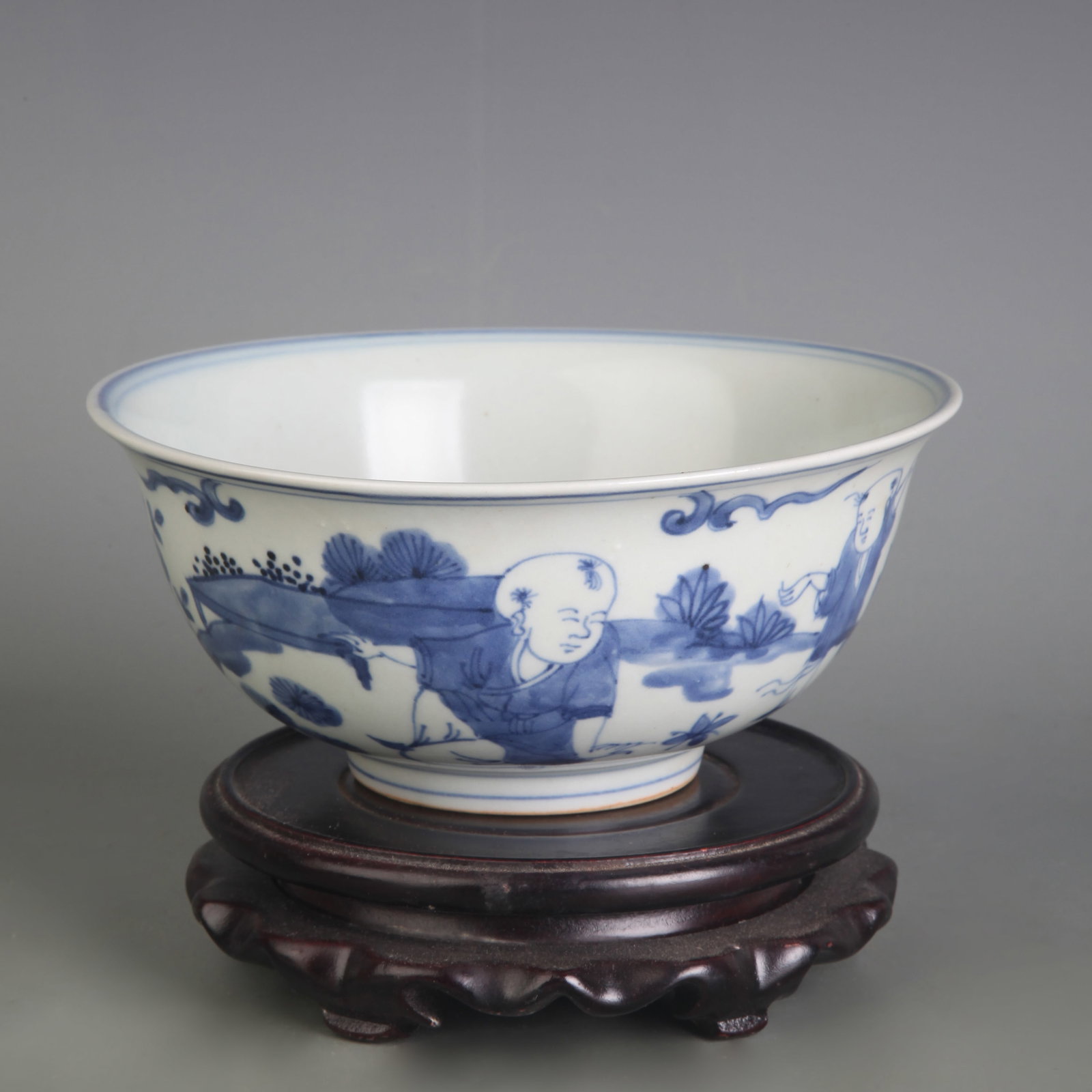 A FINE BLUE AND WHITE FIGURAL PATTERN PORCELAIN BOWL: Ming Dynasty Style Wan Li Period; Diameter: 6.4 inch; High: 2.8 inch; Wooden base for diplay only