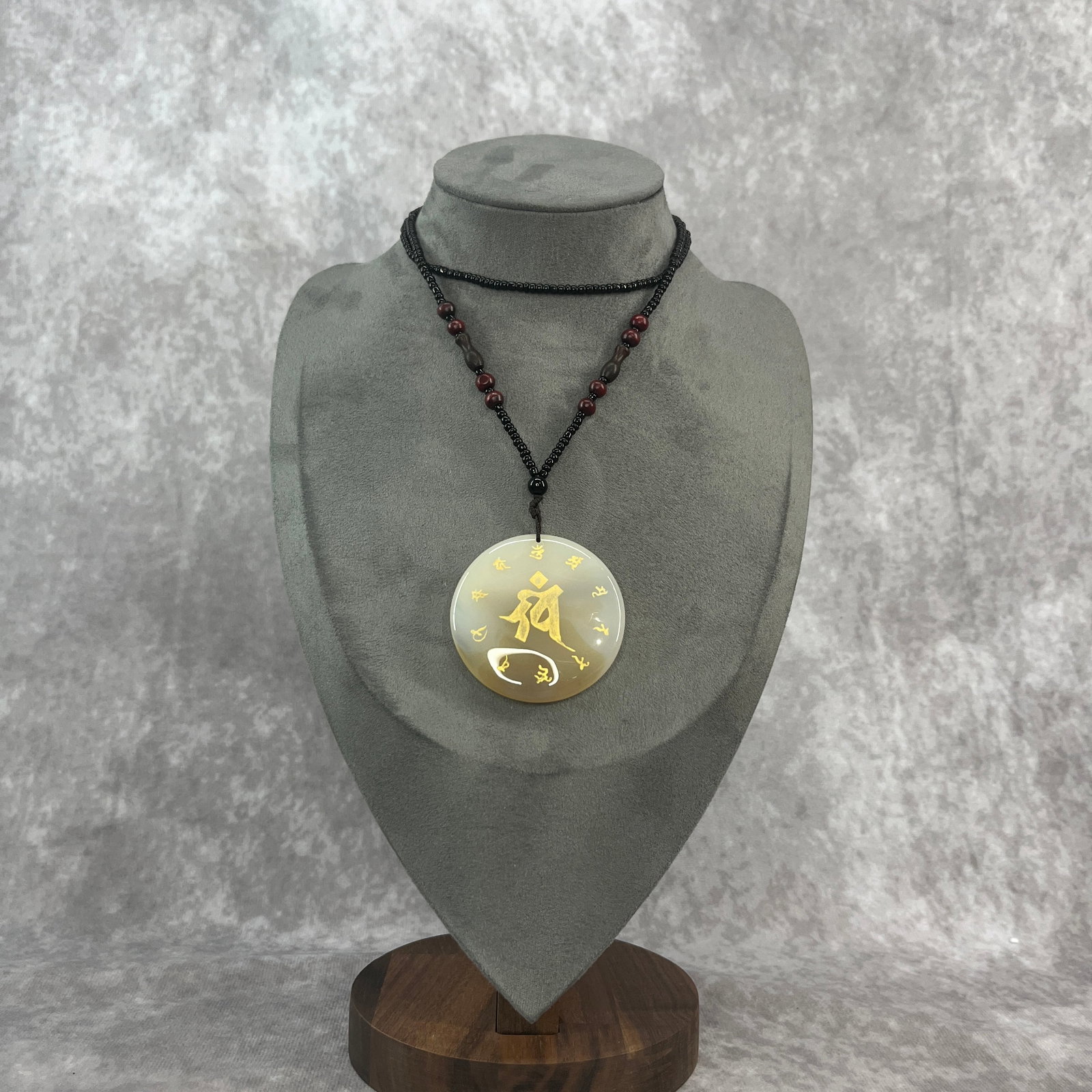 A FINE AGATE MADE SANSKRIT SYLLABLE PENDANT NECKLACE