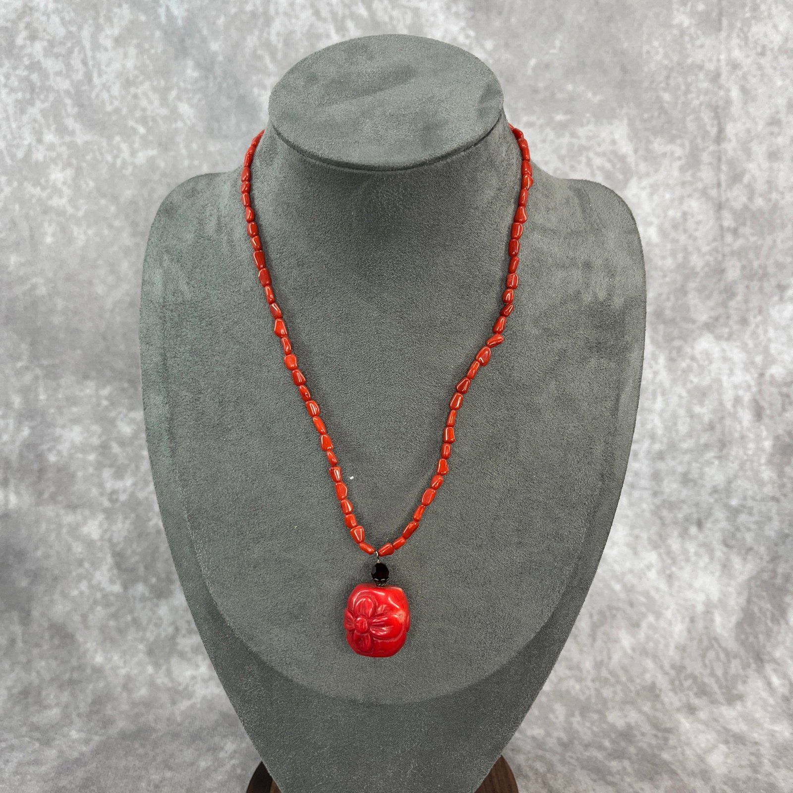 A FINELY CARVED CORAL NECKLACE