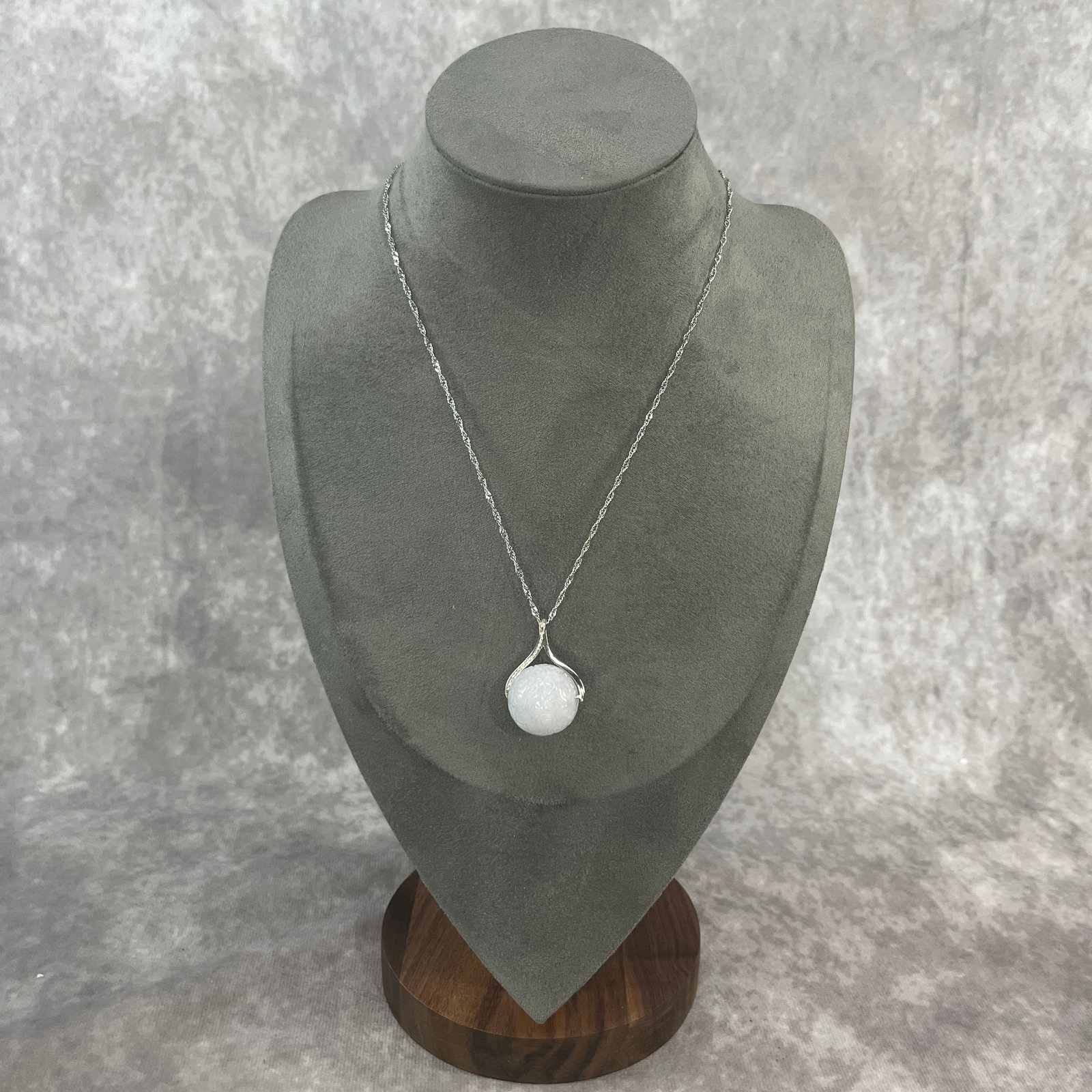 A FINE ROUND JADEITE NECKLACE: Modern; Long: 9 inch; Diameter: 0.8 inch