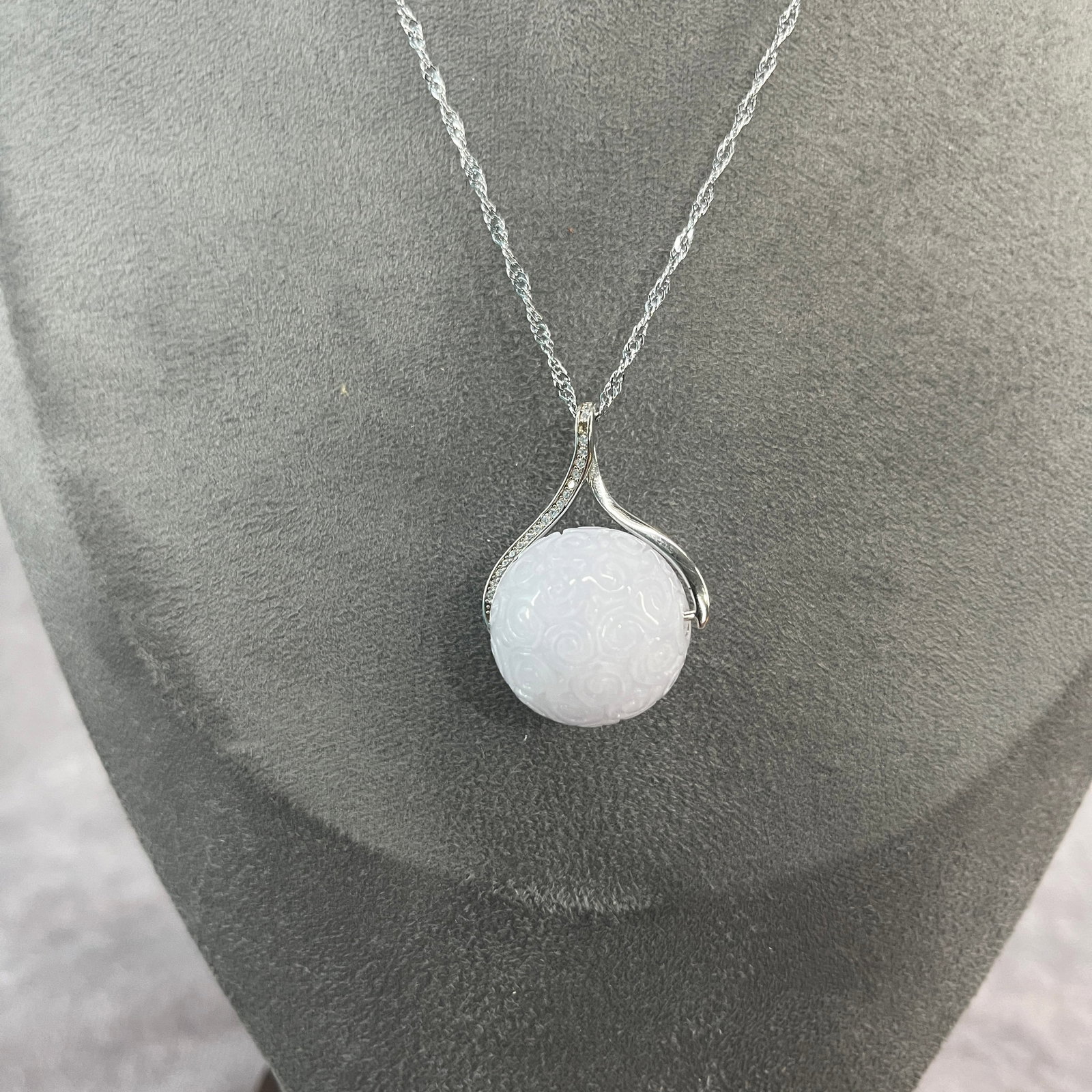 A FINE ROUND JADEITE NECKLACE - 2
