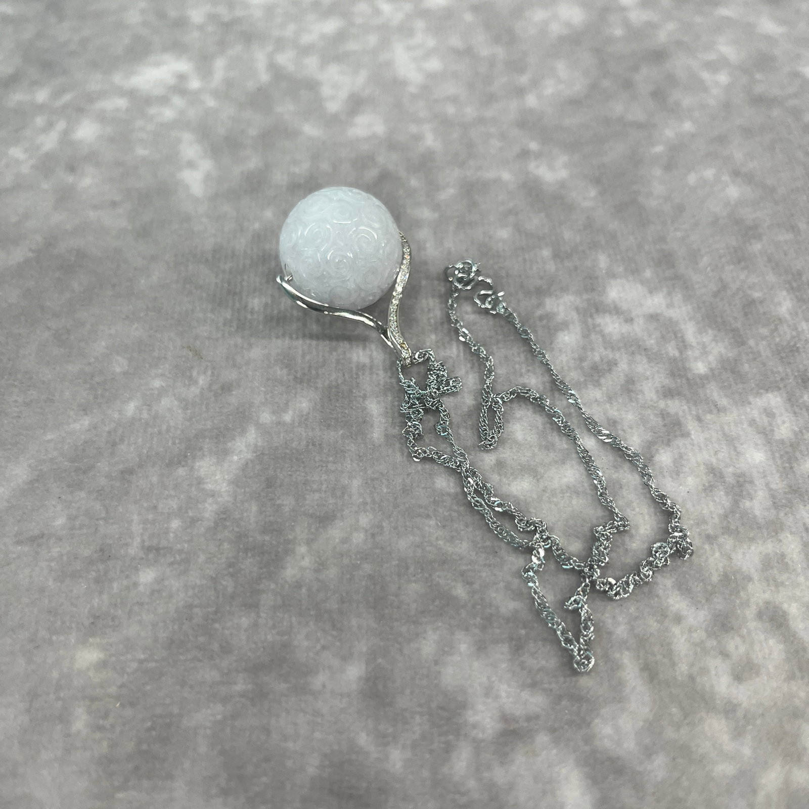 A FINE ROUND JADEITE NECKLACE - 4