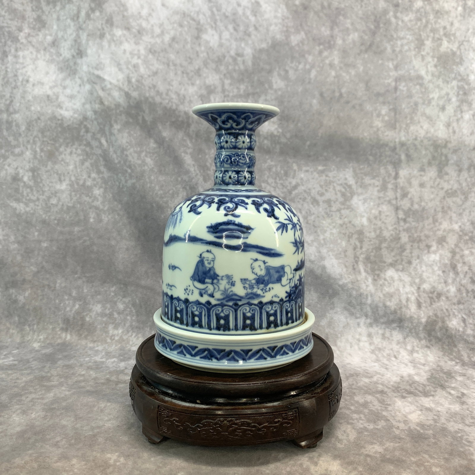 A FINE BLUE AND WHITE RATTLE-SHAPED PORCELAIN VASE