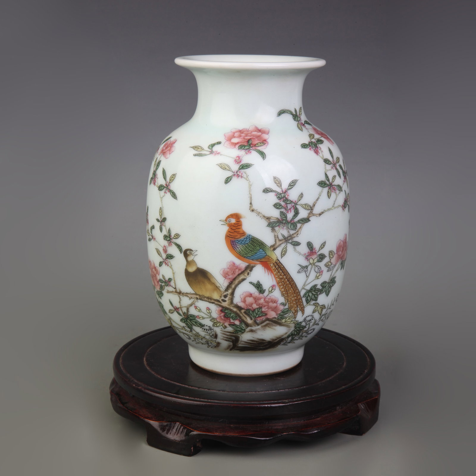A FAMILLE ROSE WINTER MELON STYLE PORCELAIN VASE WITH FLORAL DECORATION: Qing Dynasty Qian Long Period; Diameter: 3.6 inch; High: 8.0 inch; Wooden base for diplay only