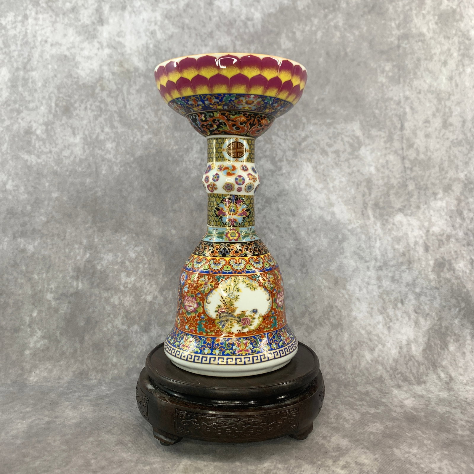 A FINE FAMILLE ROSE PORCELAIN TEMPLE BUTTER LAMP