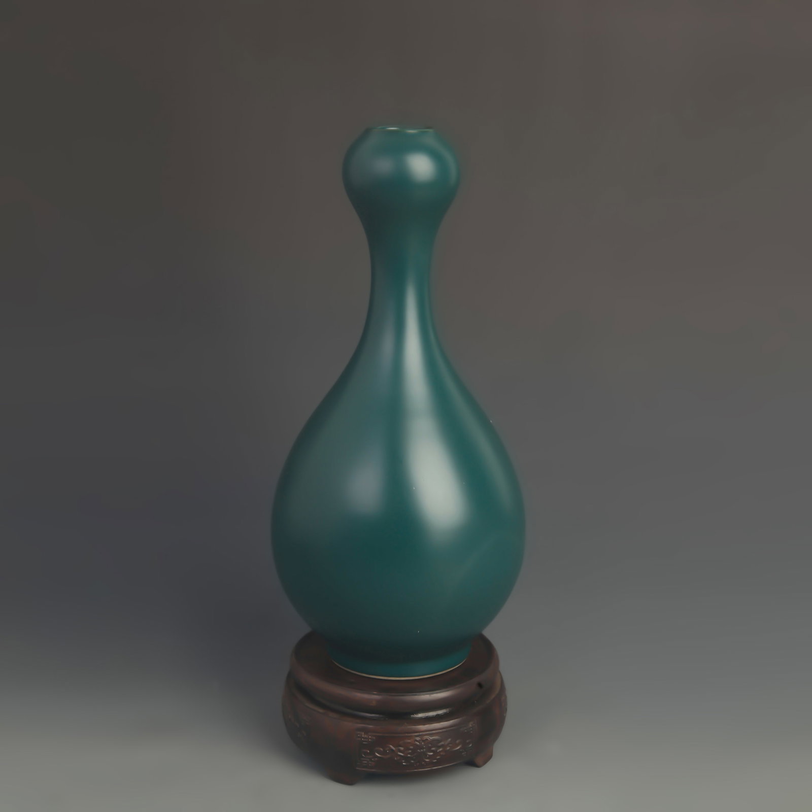 GREEN COLOR GLAZED GARLIC-SHAPED PORCELAIN VASE: Qing Dynasty Yong Zheng Period; High: 10.08 inch; Diameter: 4.80 inch; Wooden base for diplay only