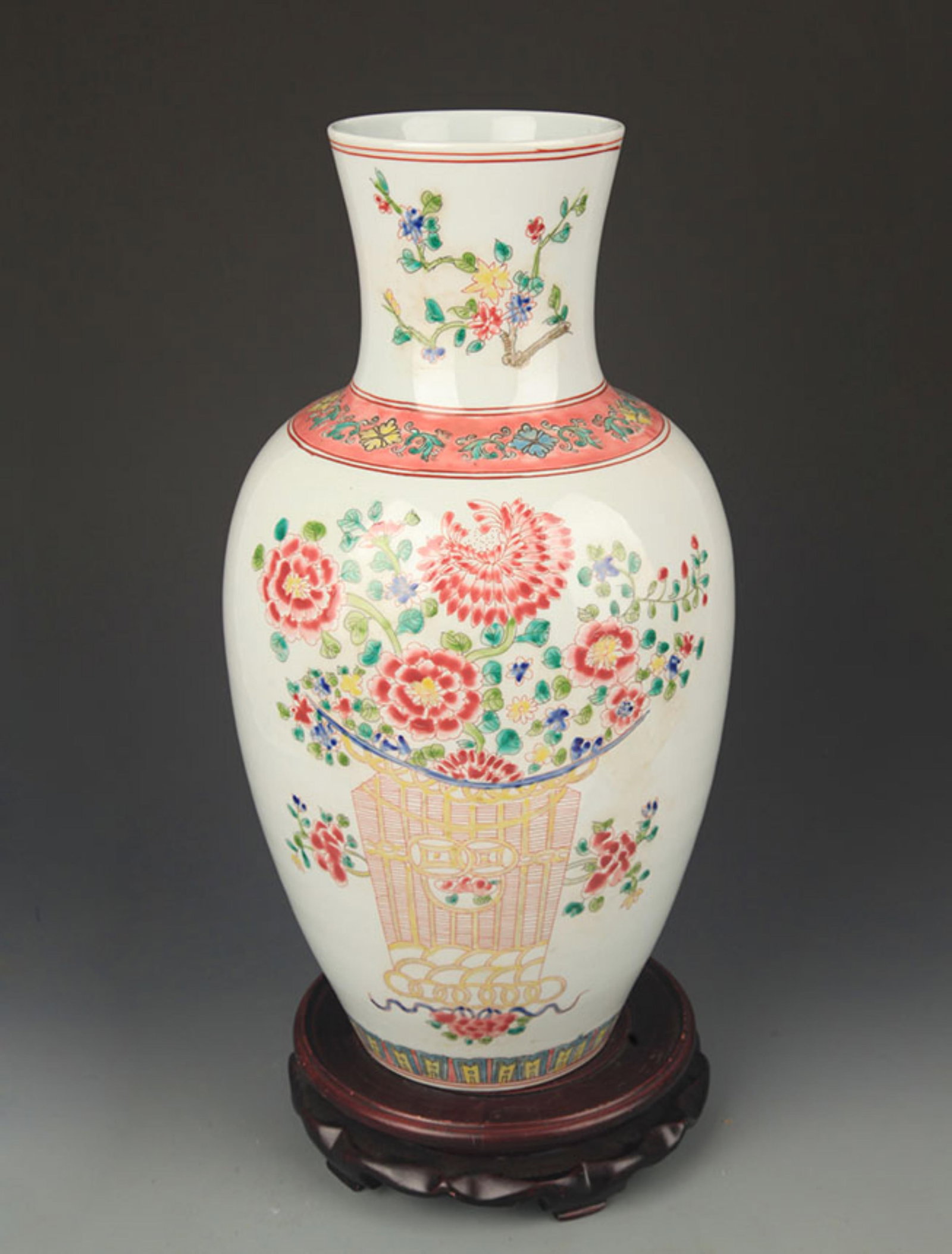 A FAMILLE ROSE GUANYIN-STYLE VASE WITH FLORAL DECORATION