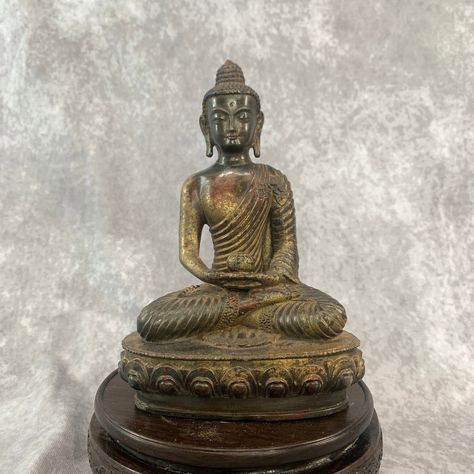 A FINE BRONZE MEDICINE BUDDHA STATUE (BHAISAJYAGURU)