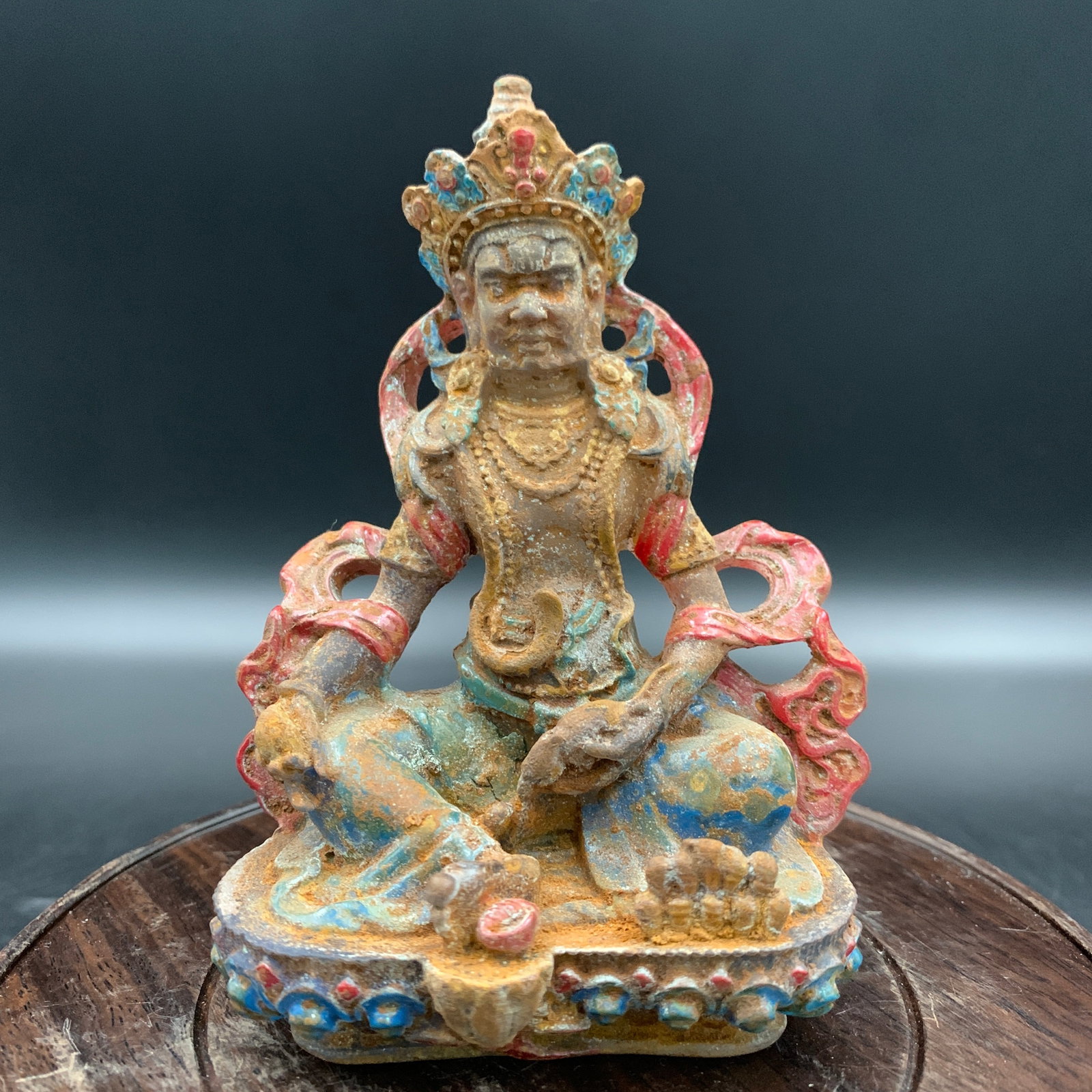A FINE COLORED GLASS MADE JAMBHALA STATUE