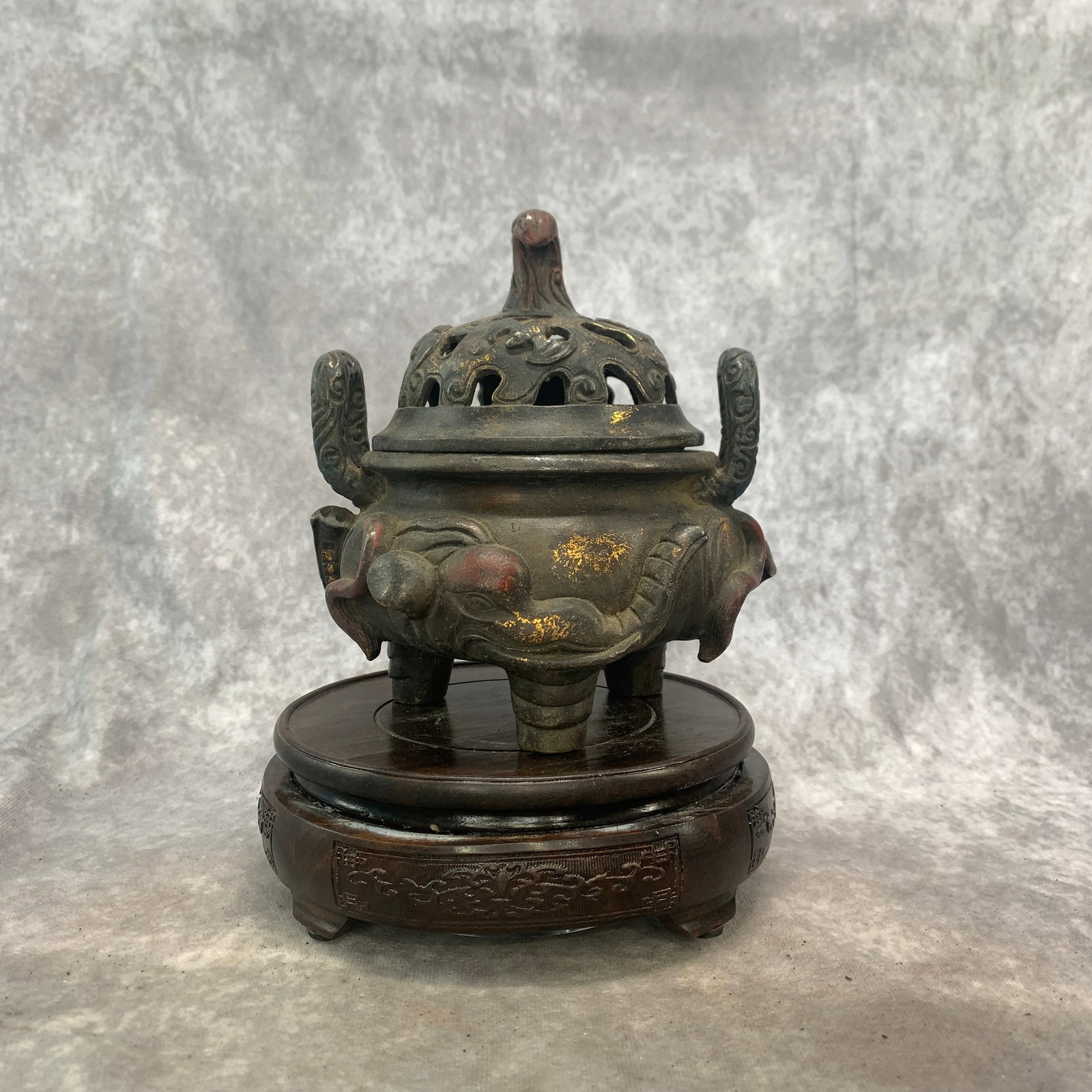 A FINE GILT BRONZE ELEPHANT-FORM TRIPOD CENSER AND COVER