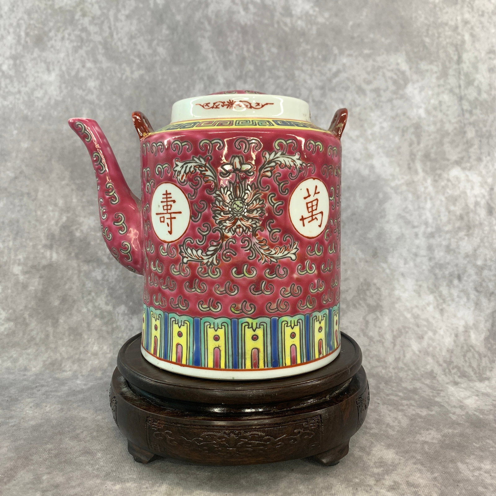 A FINE FAMILLE ROSE PORCELAIN TEA POT: Qing Dynasty; Long: 6.6 inch; Width: 5.2 inch; High: 6.5 inch; Wooden base for diplay only