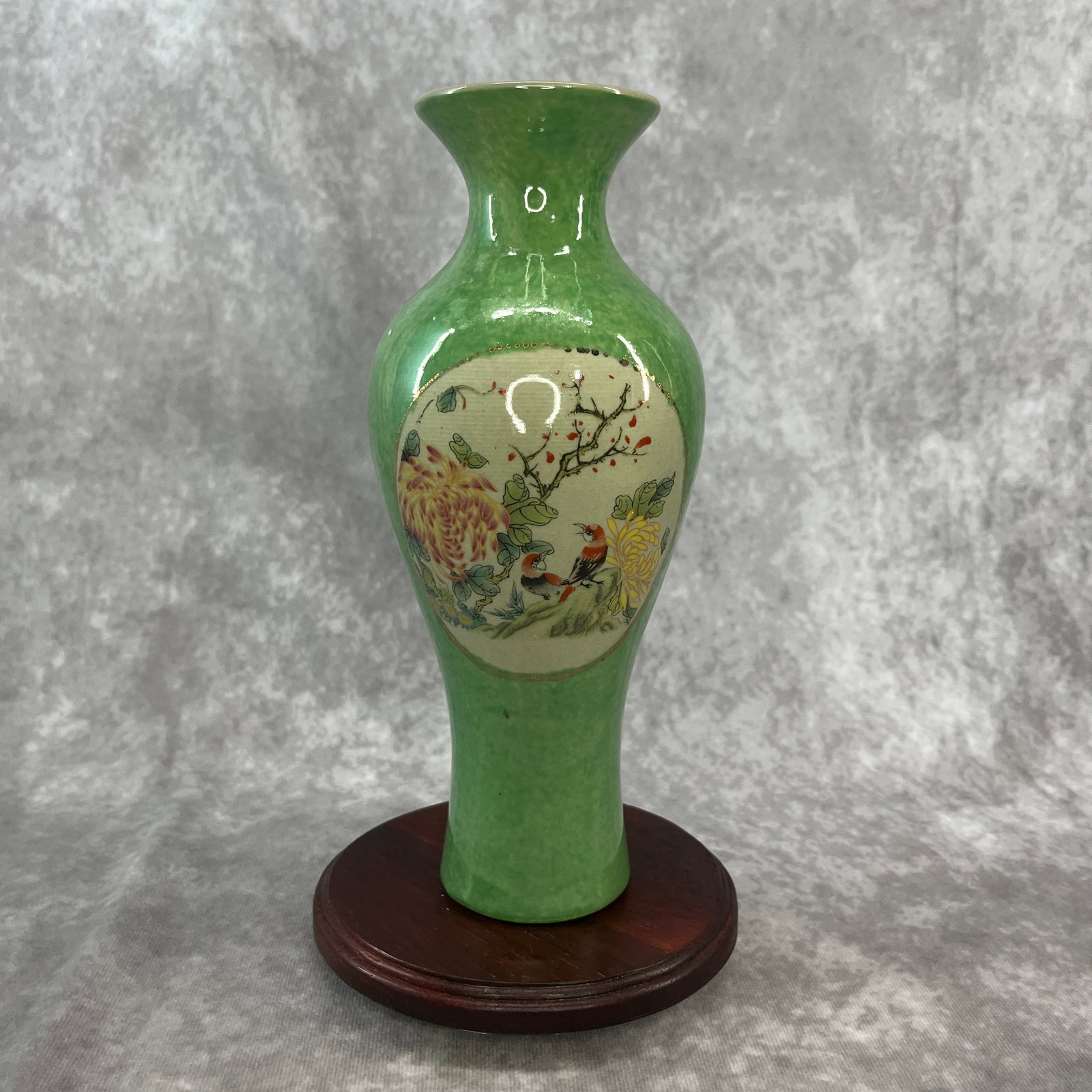 A FINE GREEN GROUND FAMILLE ROSE MEIPING VASE