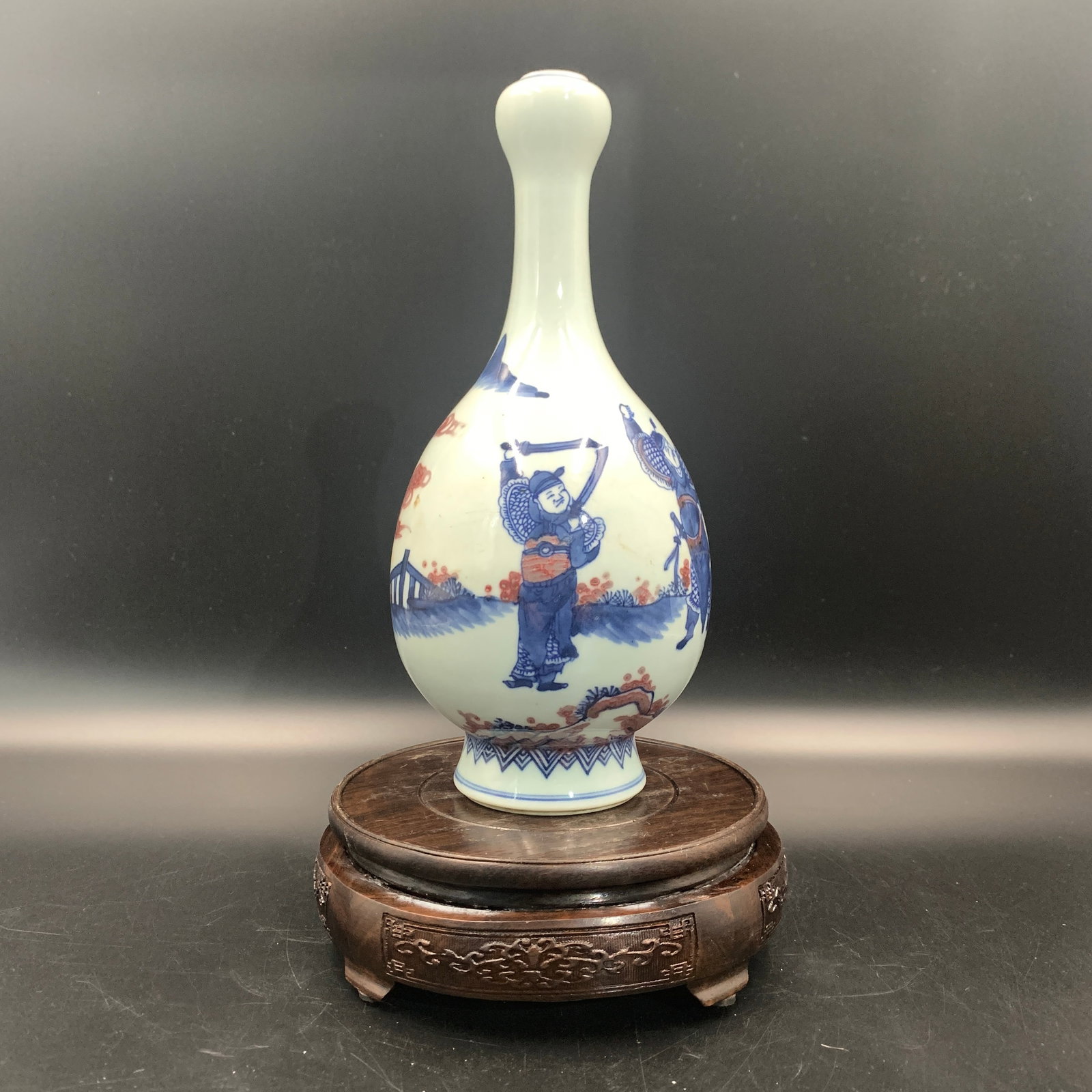 A FINE BLUE AND WHITE, IRON-RED GARLIC-HEAD PORCELAIN VASE: Qing Dynasty; High: 9.8 inch; Diameter: 4.5 inch; Wooden base for diplay only