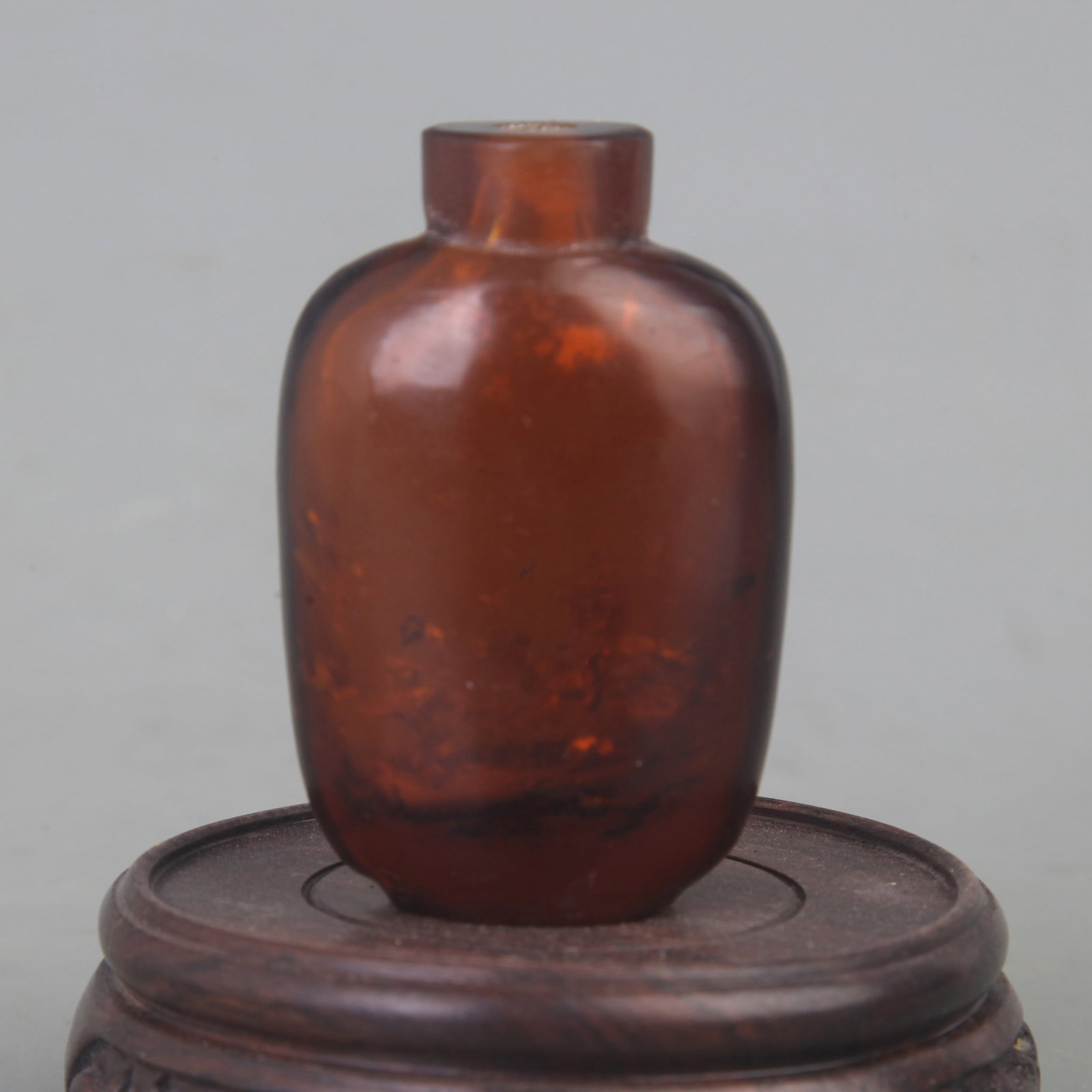 A FINE GLASS SNUFF BOTTLE (1 of 5)