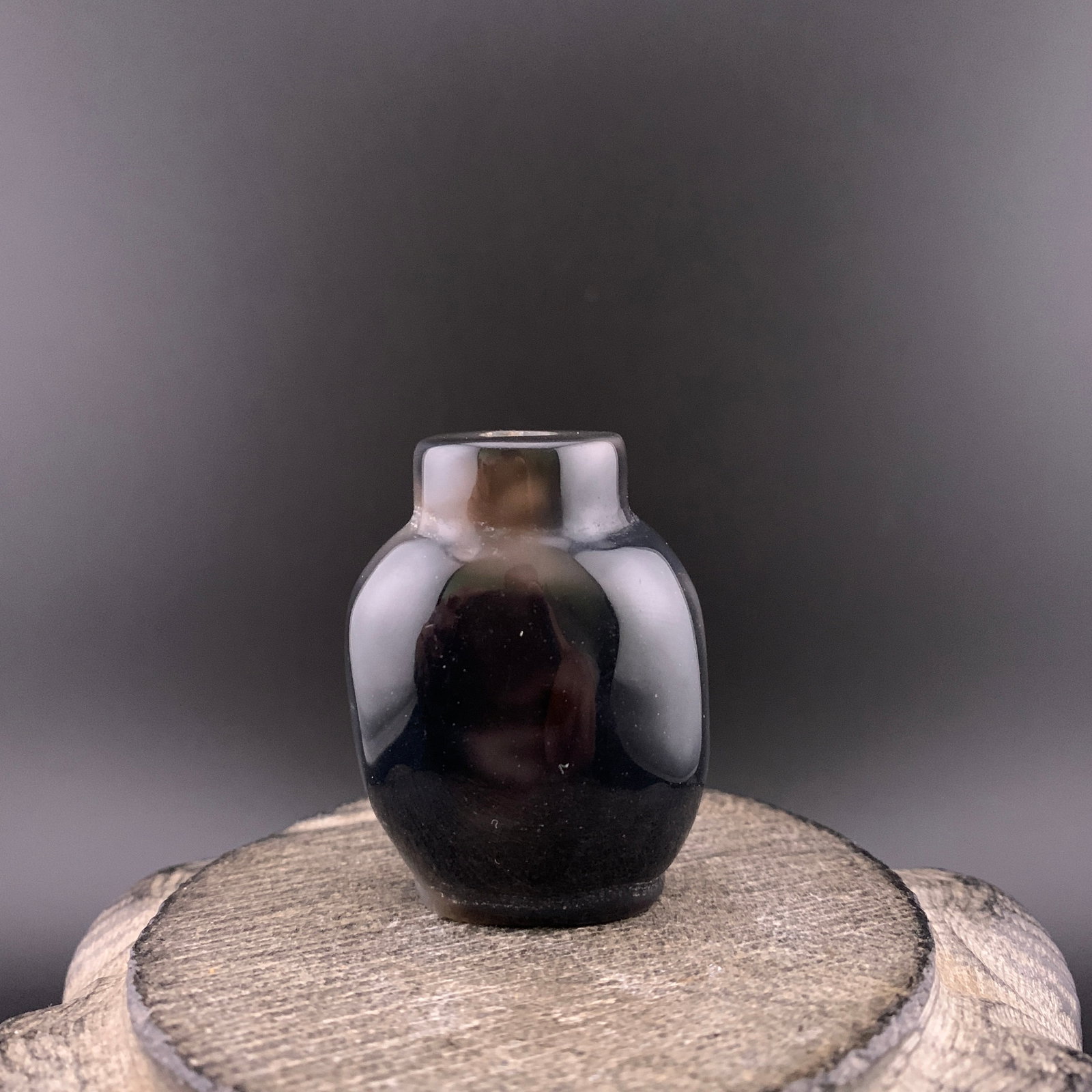 A FINE AGATE MADE SNUFF BOTTLE (1 of 6)