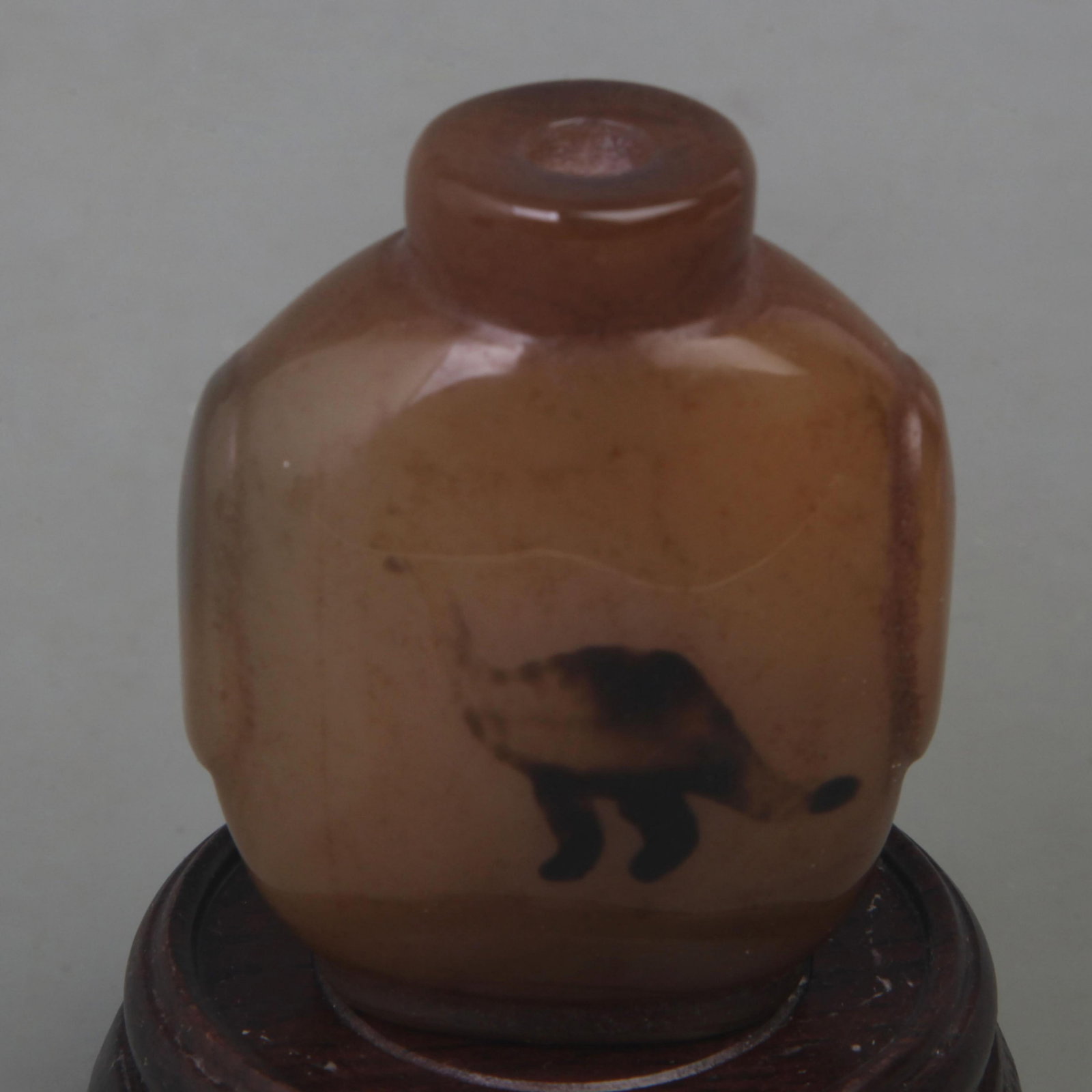 GLASS SNUFF BOTTLE WITH AGATE IMITATION “DINOSAUR VEIN?? PATTERN: Qing Dynasty; High: 2.1 inch; Width: 1.8 inch; Diameter: 0.8 inch; Wooden base for diplay only