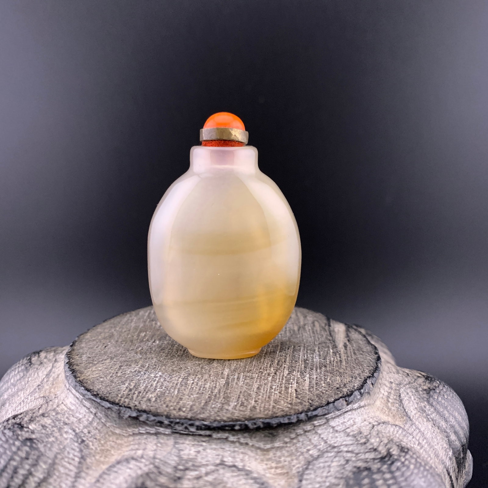 A FINE AGATE MADE SNUFF BOTTLE (1 of 7)