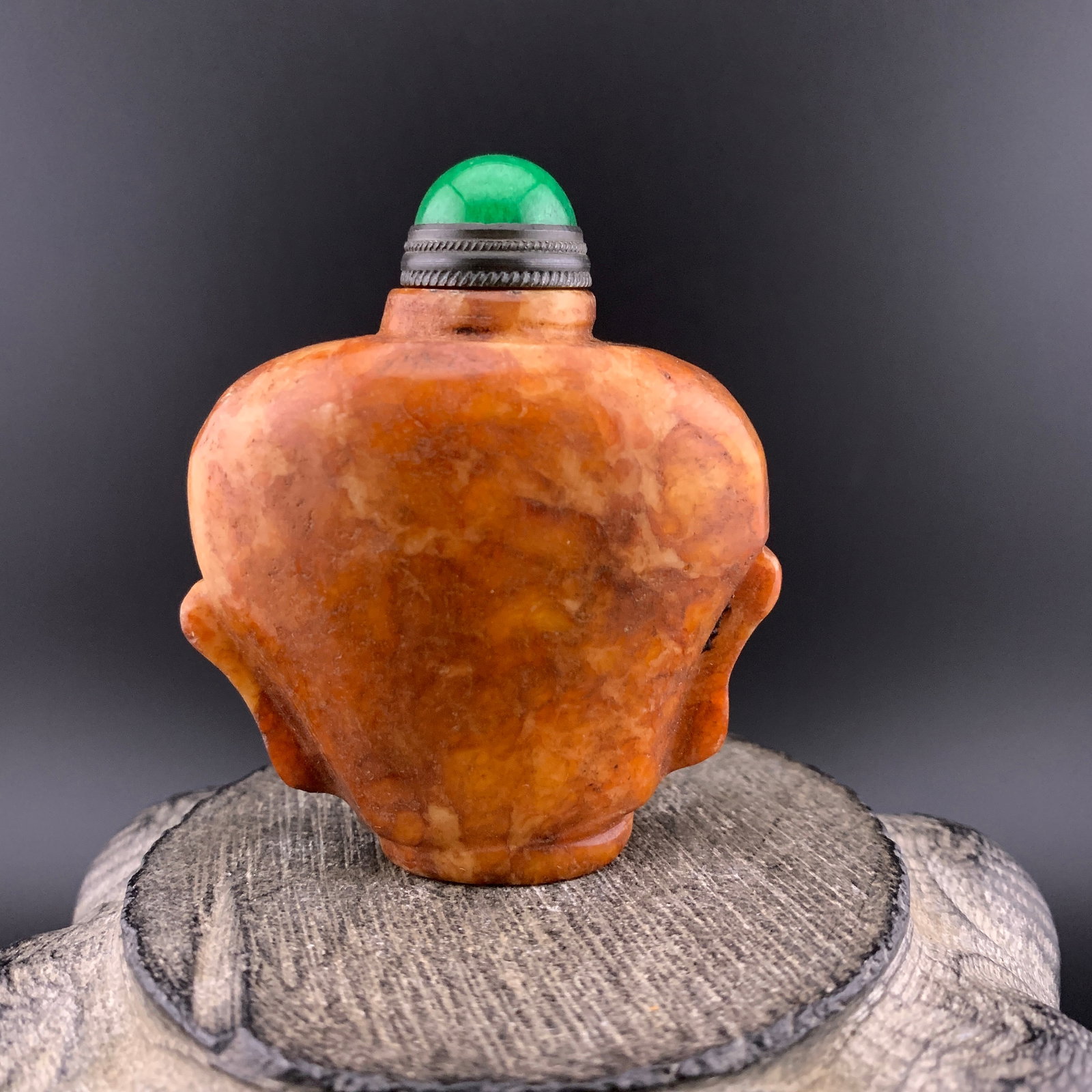 HAND-CARVED AGATE SHIELD-FORM SNUFF BOTTLE: Modern; Long: 2.2 inch; Width: 1.22 inch; High: 2.5 inch; Wooden base for diplay only