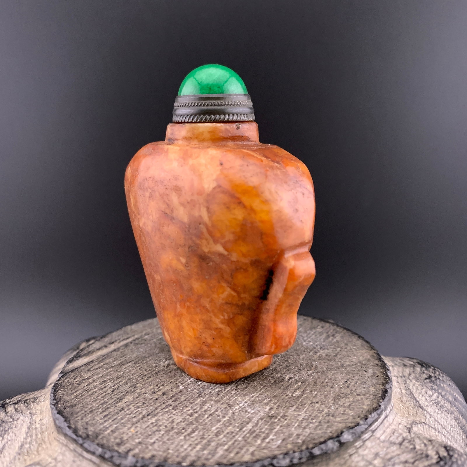 HAND-CARVED AGATE SHIELD-FORM SNUFF BOTTLE - 2