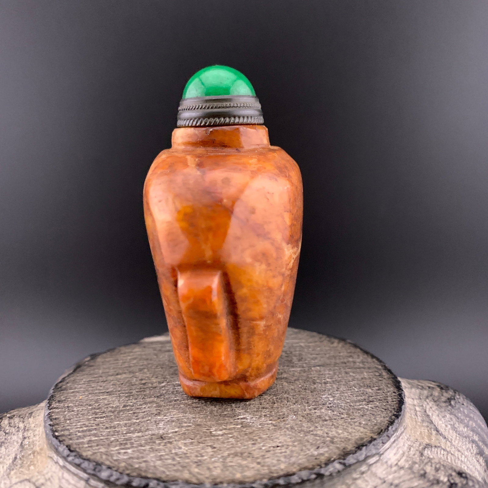HAND-CARVED AGATE SHIELD-FORM SNUFF BOTTLE - 3
