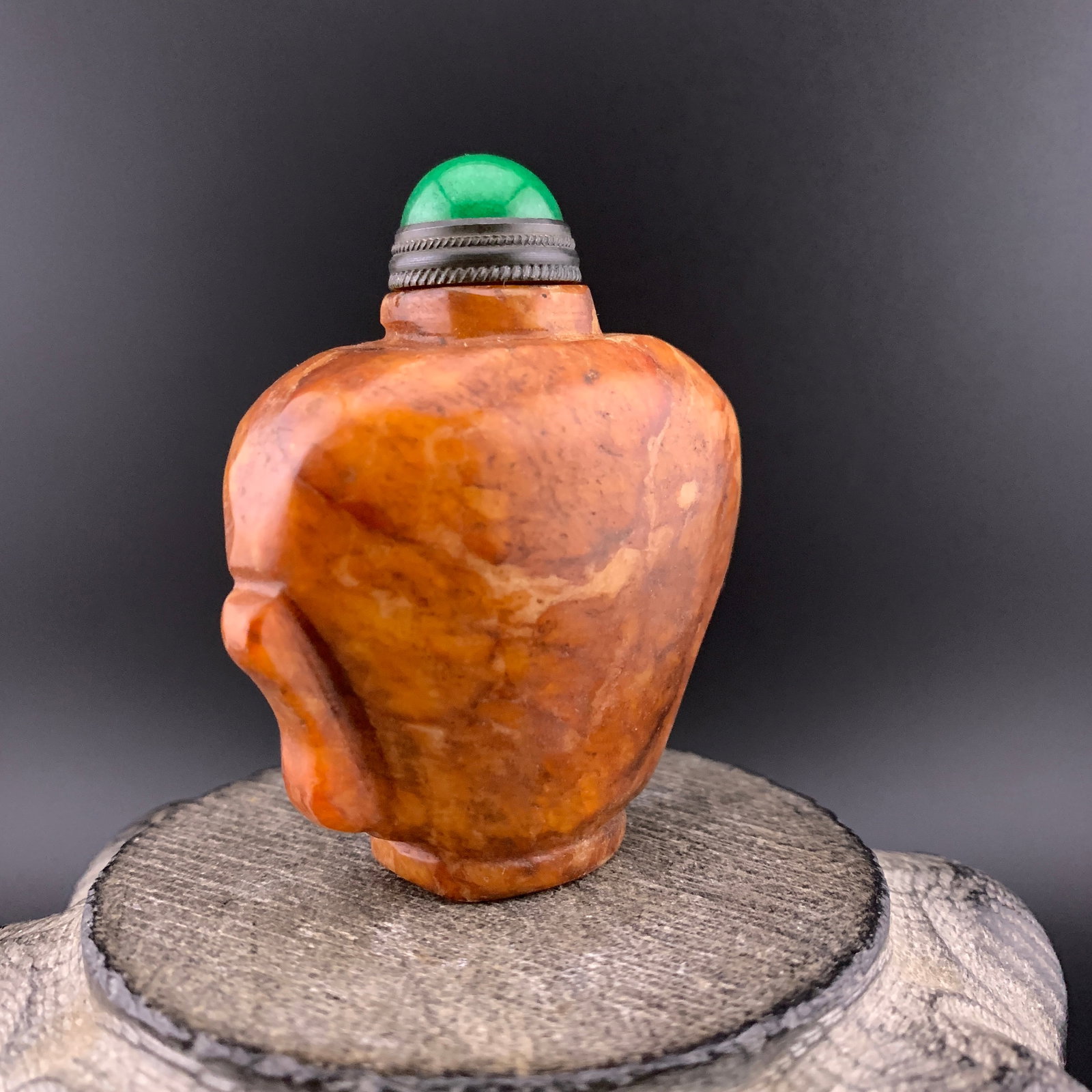 HAND-CARVED AGATE SHIELD-FORM SNUFF BOTTLE - 4
