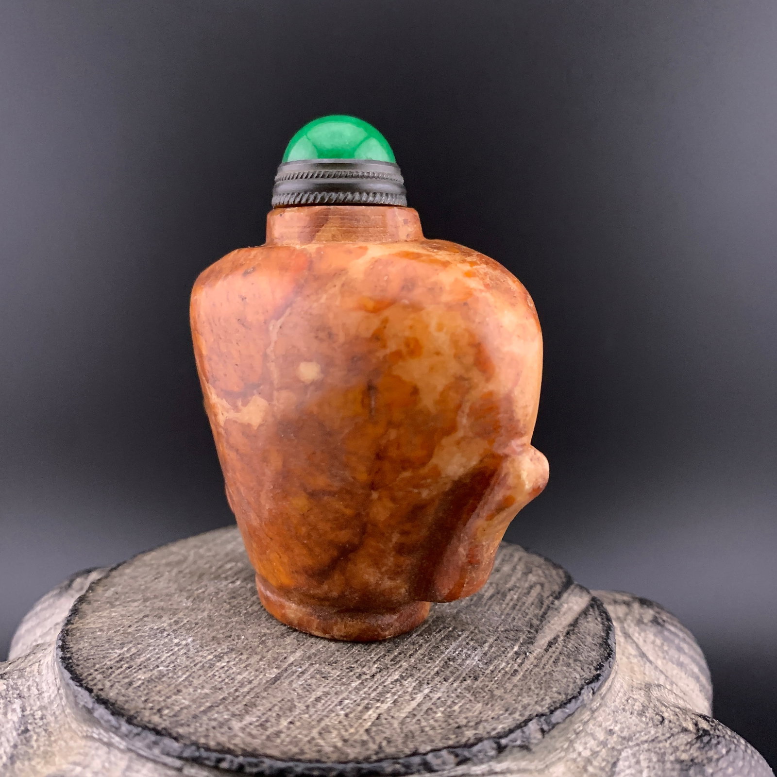 HAND-CARVED AGATE SHIELD-FORM SNUFF BOTTLE - 5