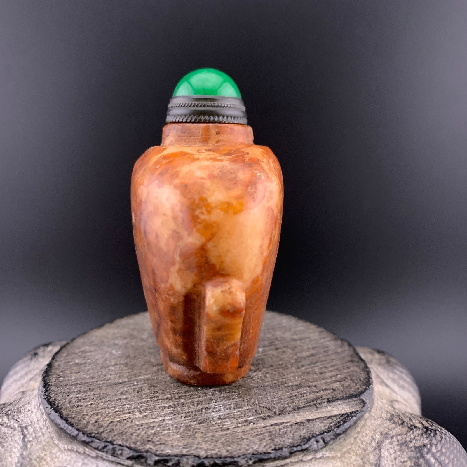 HAND-CARVED AGATE SHIELD-FORM SNUFF BOTTLE - 6