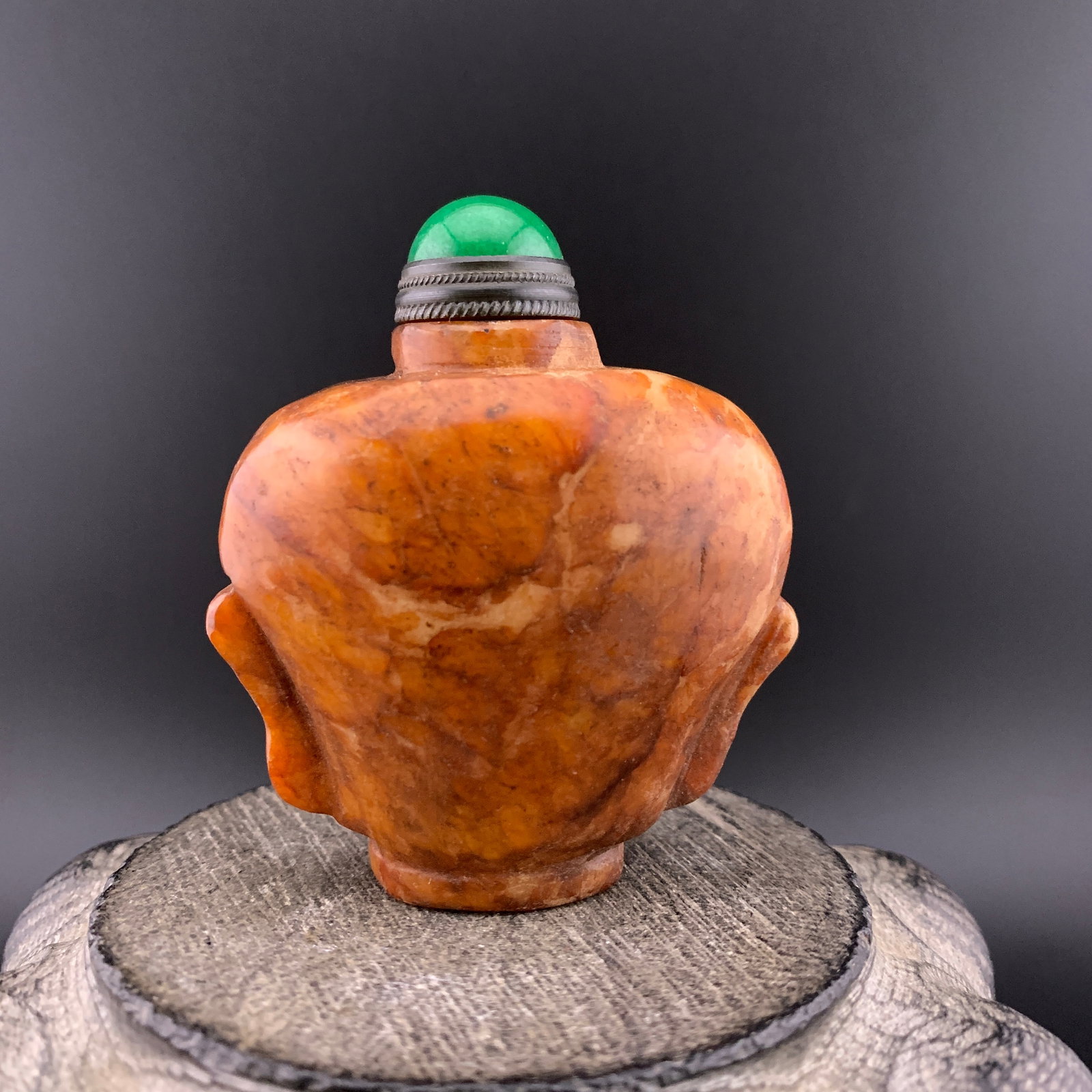 HAND-CARVED AGATE SHIELD-FORM SNUFF BOTTLE - 7