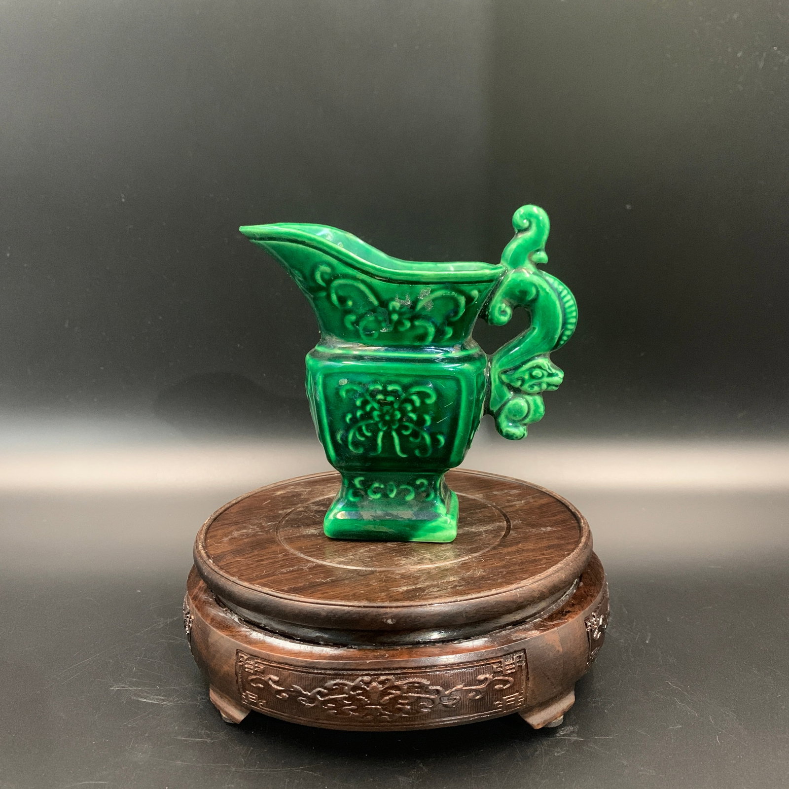 A GREEN-GLAZED ARCHAISTIC 'DRAGON' POURING VESSEL, GONG