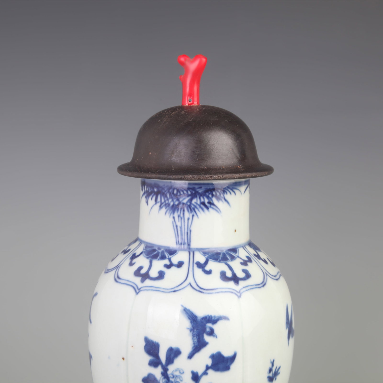 RARE BLUE AND WHITE BIRD PATTERN PORCELAIN BOTTLE WITH LID