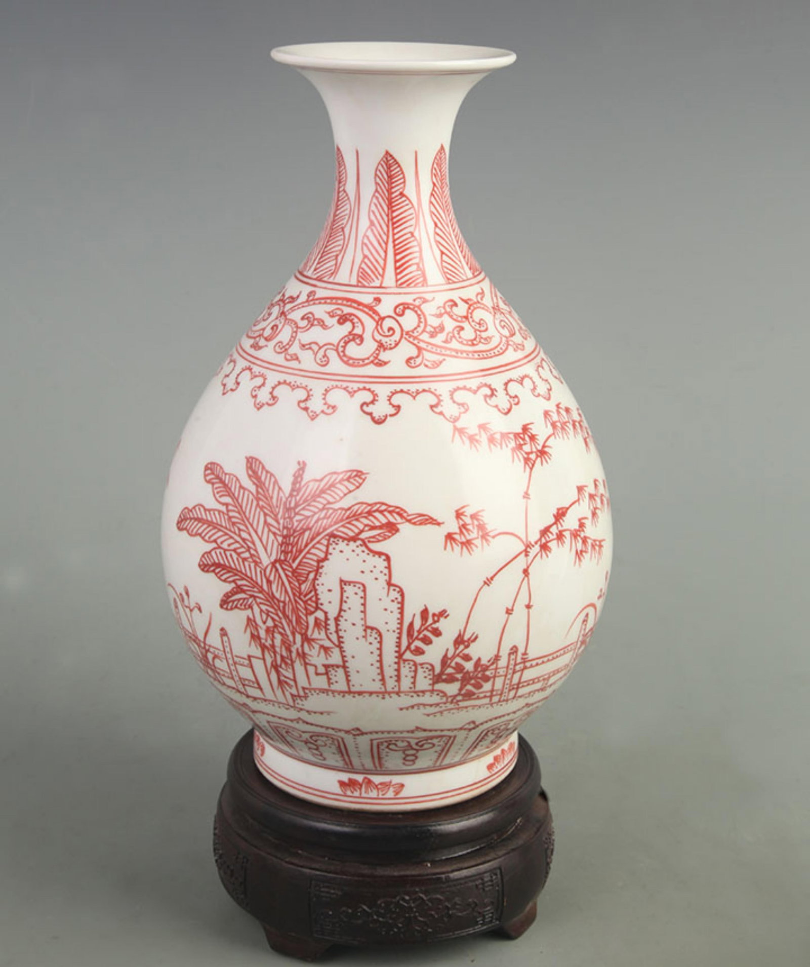 BLUE AND WHITE FAMILLE ROSE YOU LI HONG PATTERN PORCELAIN VASE: Qing Dynasty Qian Long Period; High: 9.00 inch; Width: 5.50 inch; Wooden base for diplay only
