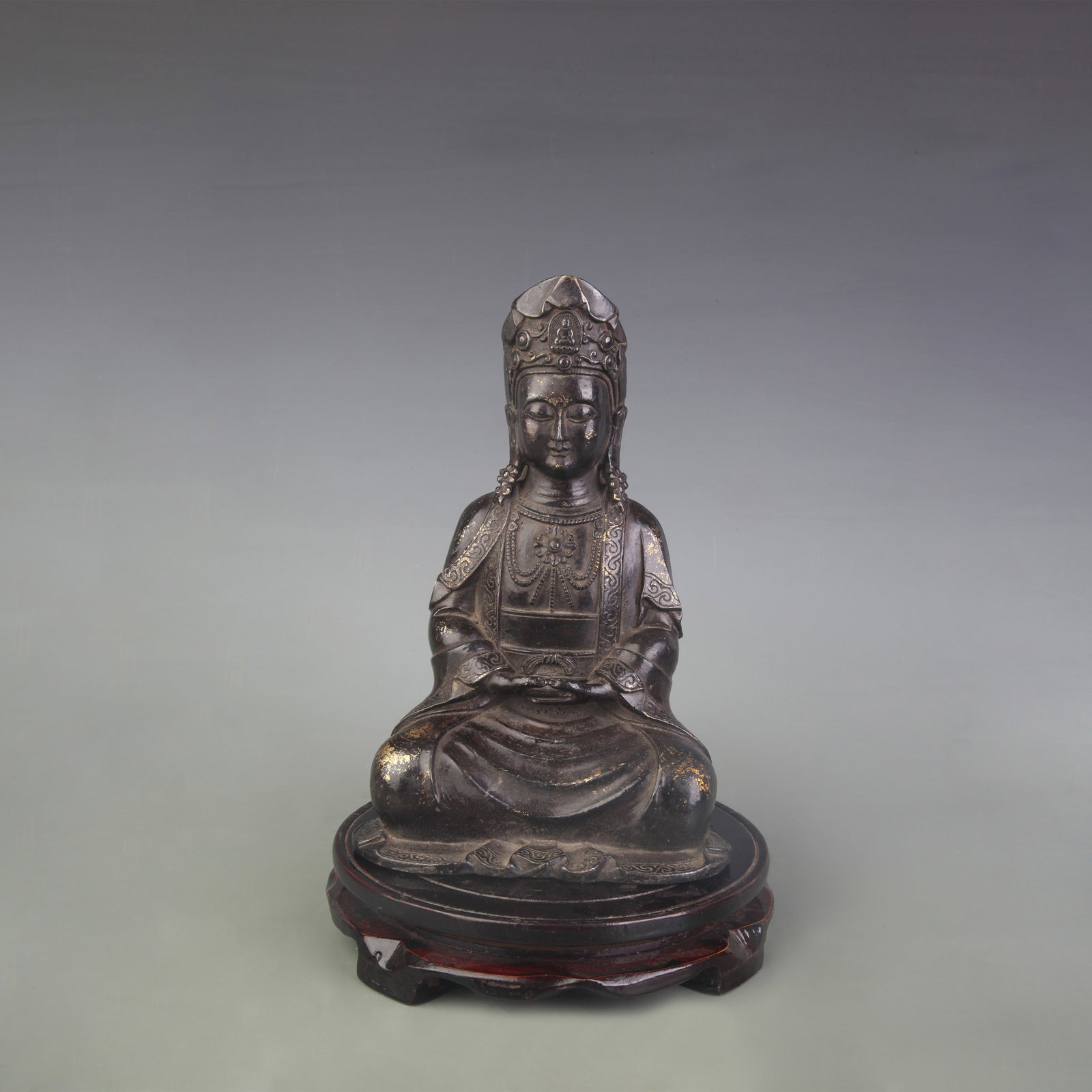 A FINE BRONZE SEATED GUANYIN FIGURE (1 of 5)